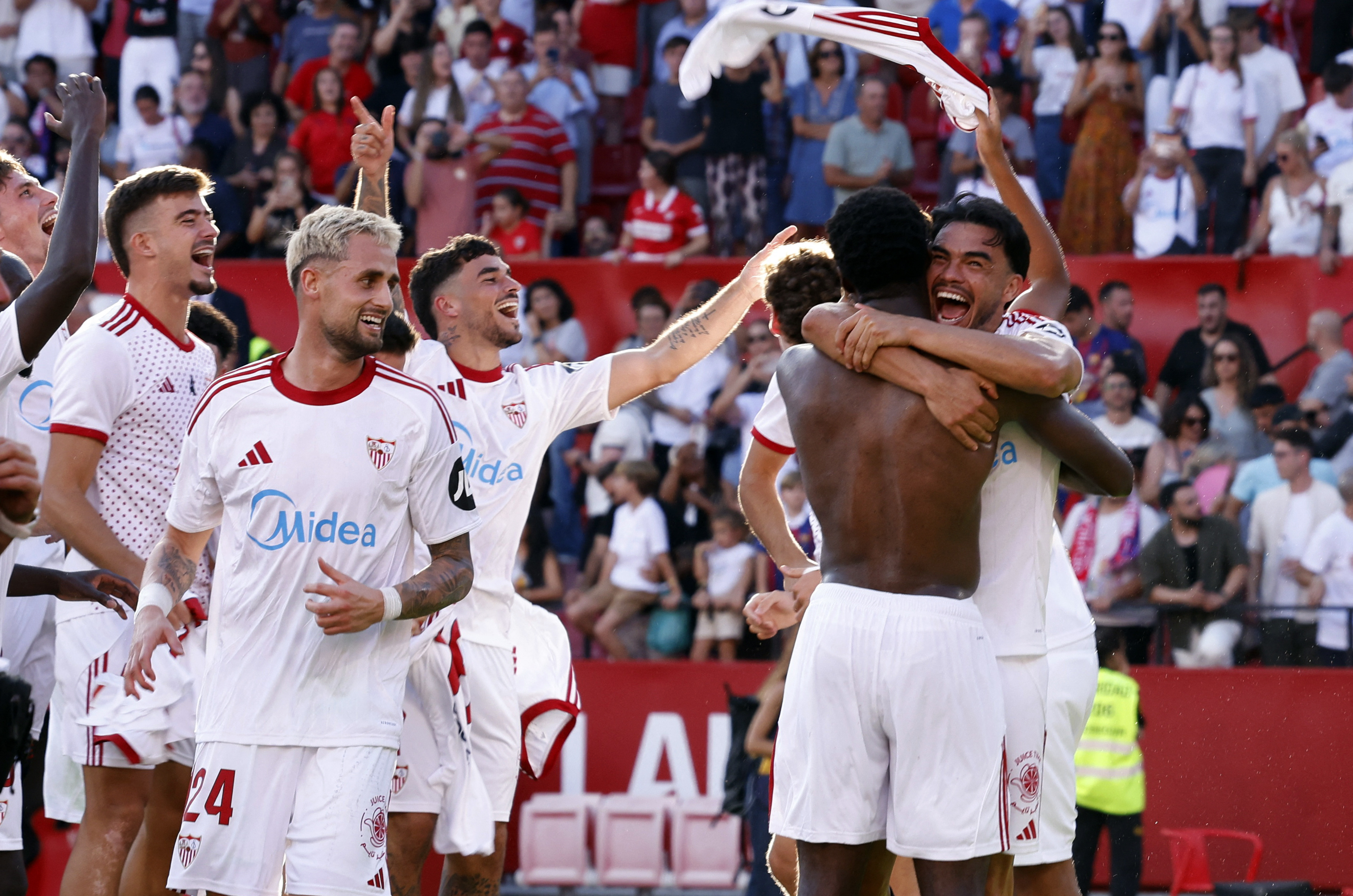 Soccer Football - LaLiga - Sevilla v FC Barcelona - Ramon Sanchez Pizjuan, Seville, Spain - October 5, 2025 Sevilla's Gabriel Suazo celebrates with teammates after the match REUTERS/Marcelo Del Pozo