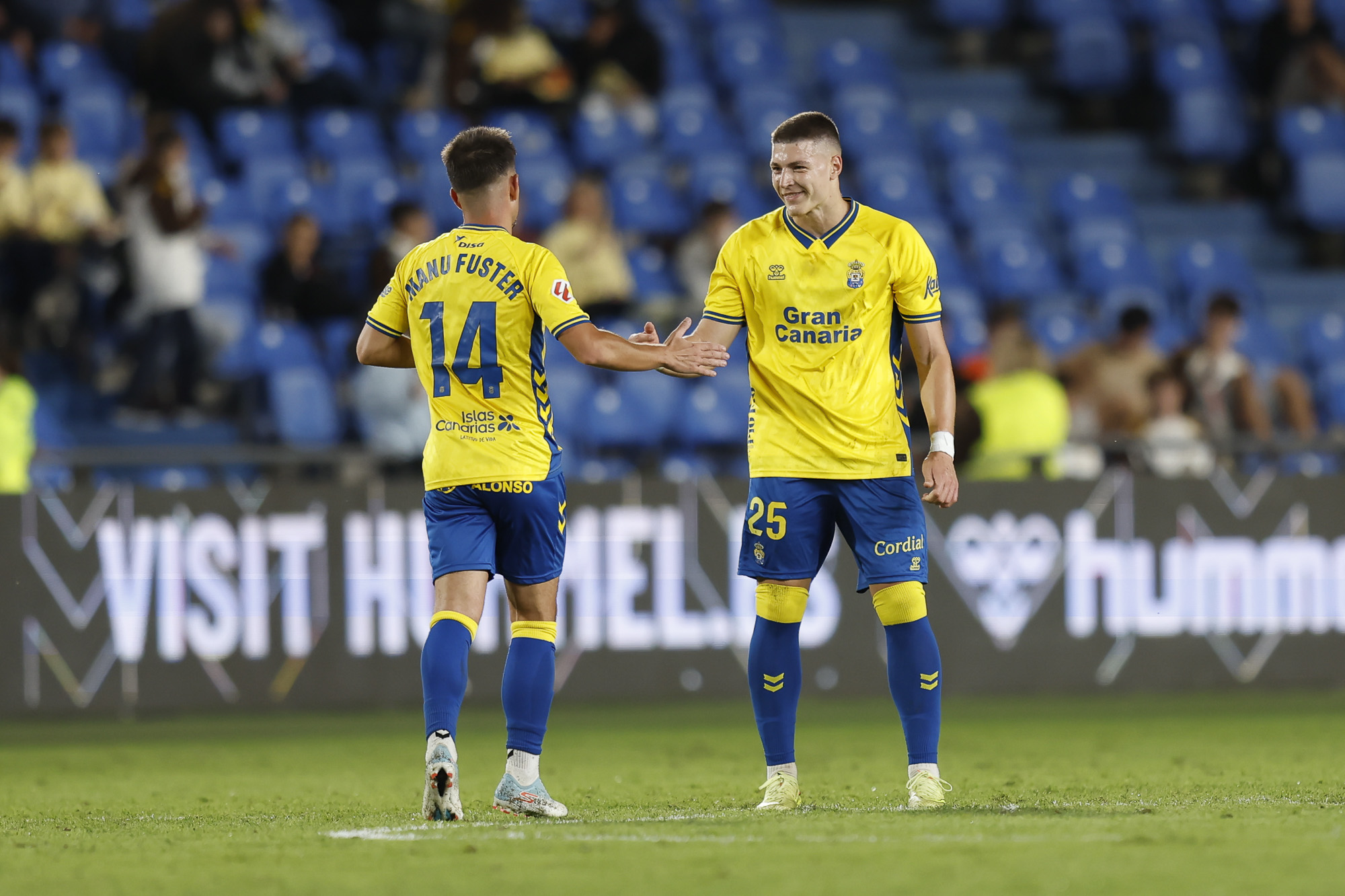 Fuster y Lukovic aúpan a Las Palmas hasta el liderato