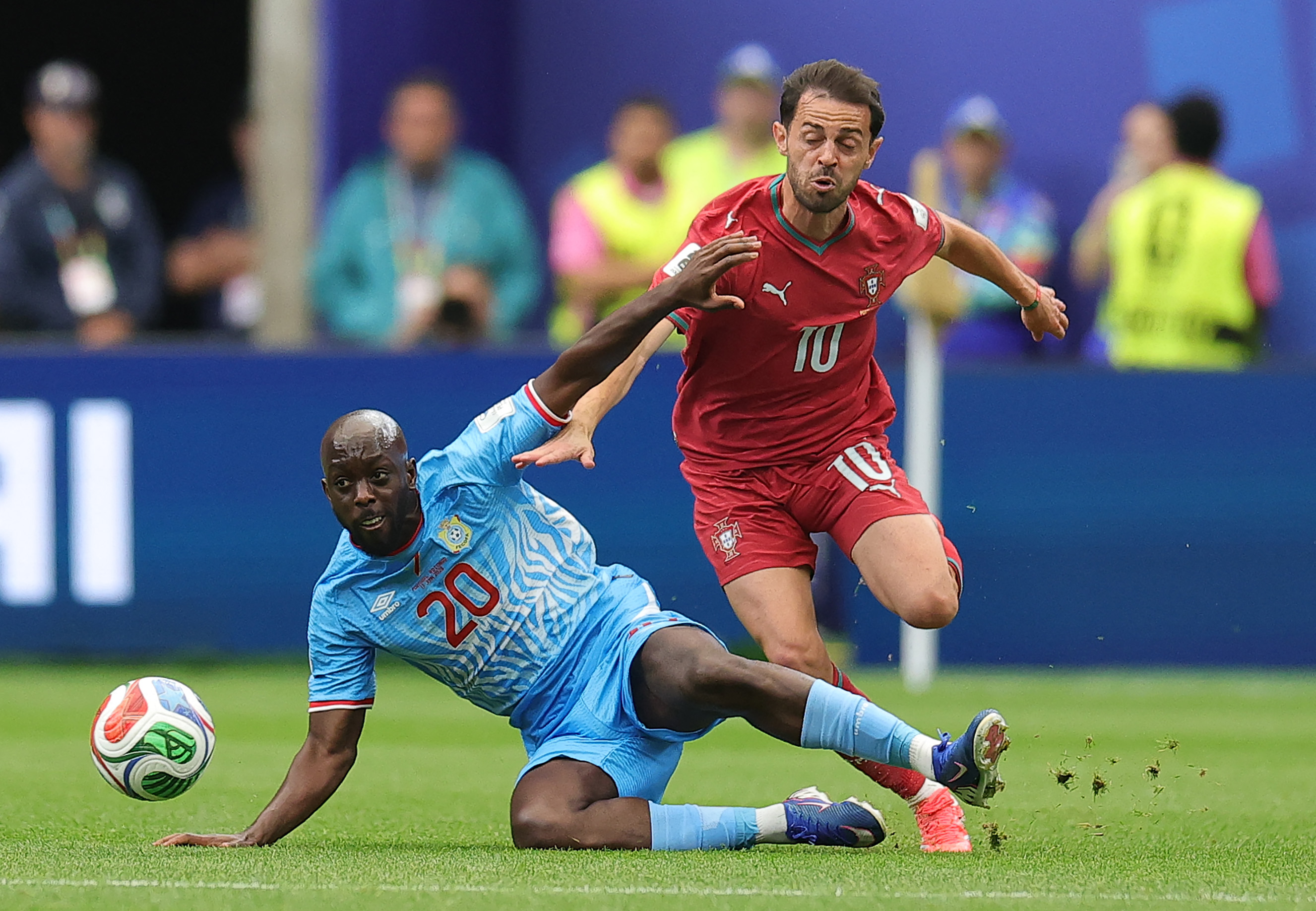 HOUSTON, TEXAS - JUNE 17: Yoane Wissa #20 of Congo DR is challenged by Bernardo Silva #10 of Portugal during the FIFA World Cup 2026 Group K match between Portugal and Congo DR at Houston Stadium on June 17, 2026 in Houston, Texas. Alex Slitz/Getty Images/AFP (Photo by Alex Slitz / GETTY IMAGES NORTH AMERICA / Getty Images via AFP)
