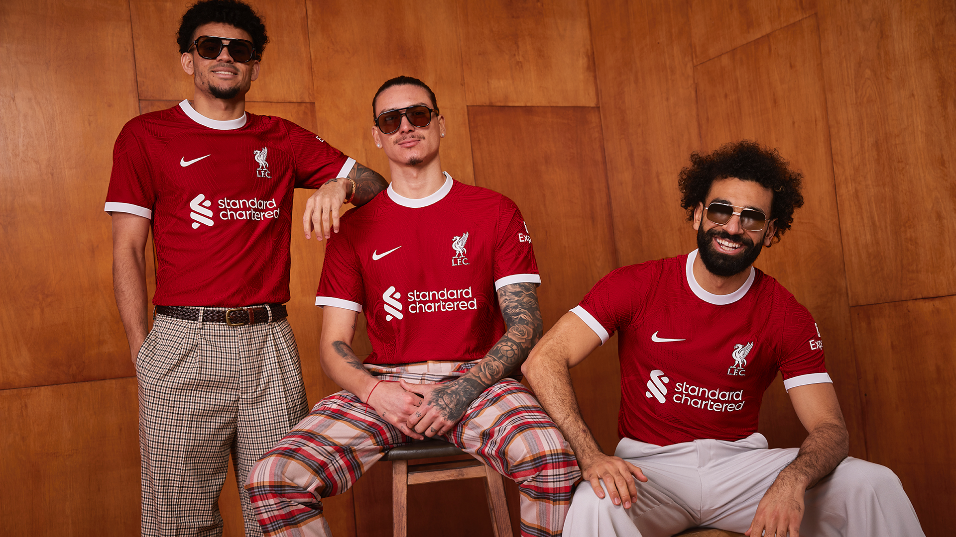 Lucho Díaz en modo ‘vintage’ con la nueva camiseta de Liverpool