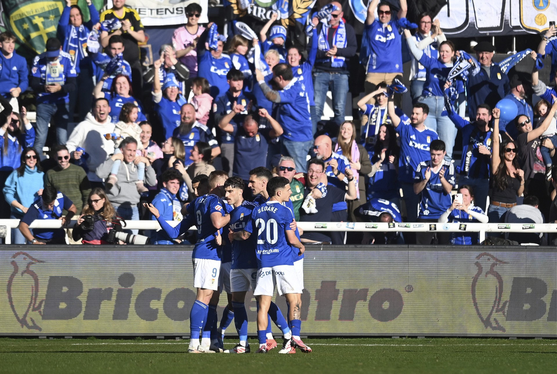 El Real Oviedo sube a lo ms alto en El Planto