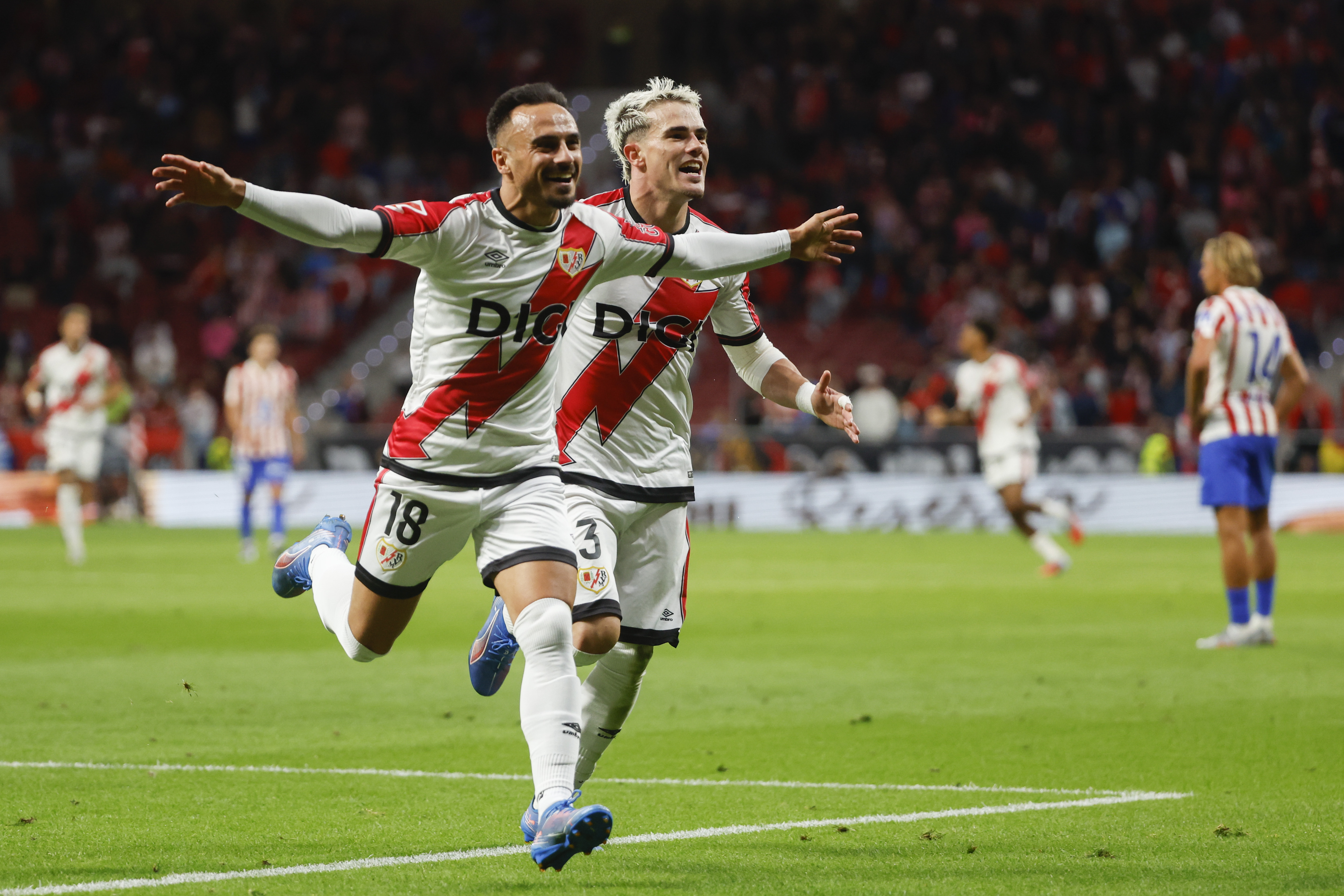 MADRID, 24/09/2025.- El centrocampista del Rayo, Álvaro García, celebra el segundo gol de su equipo durante el partido de la jornada 6 de Liga que disputan este miércoles ante el Rayo Vallecano en el estadio Riyadh Air Metropolitano, en Madrid. EFE/Juanjo Martín