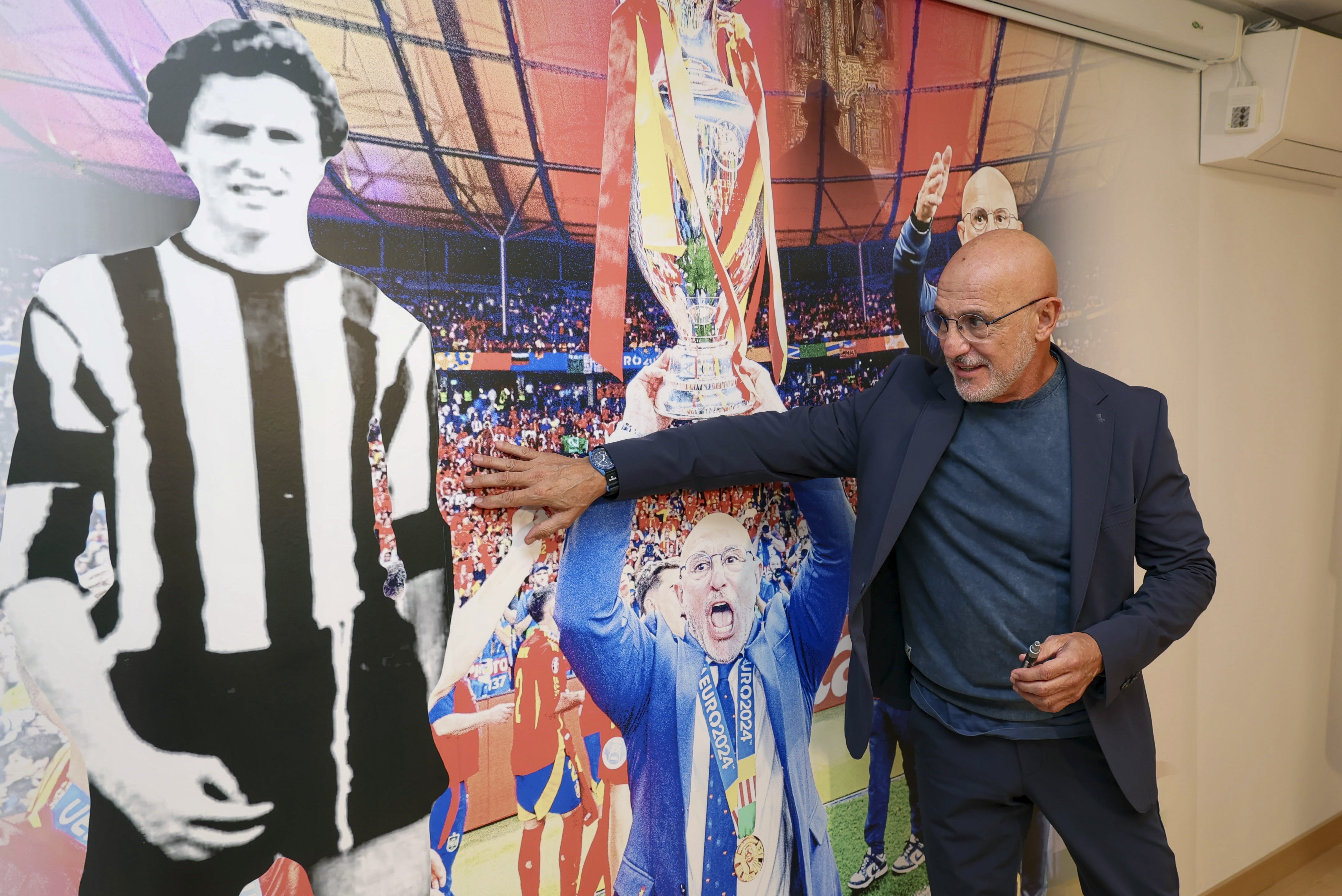 LOGROÑO, 25/09/2025.- El seleccionador español, Luis de la Fuente durante el acto en el que ha recibido un homenaje en Logroño de la Federación Riojana de Fútbol, que le ha dado su nombre a una sala de su sede, donde ha colocado un vinilo decorativo con varias imágenes del seleccionador.EFE/ Raquel Manzanares