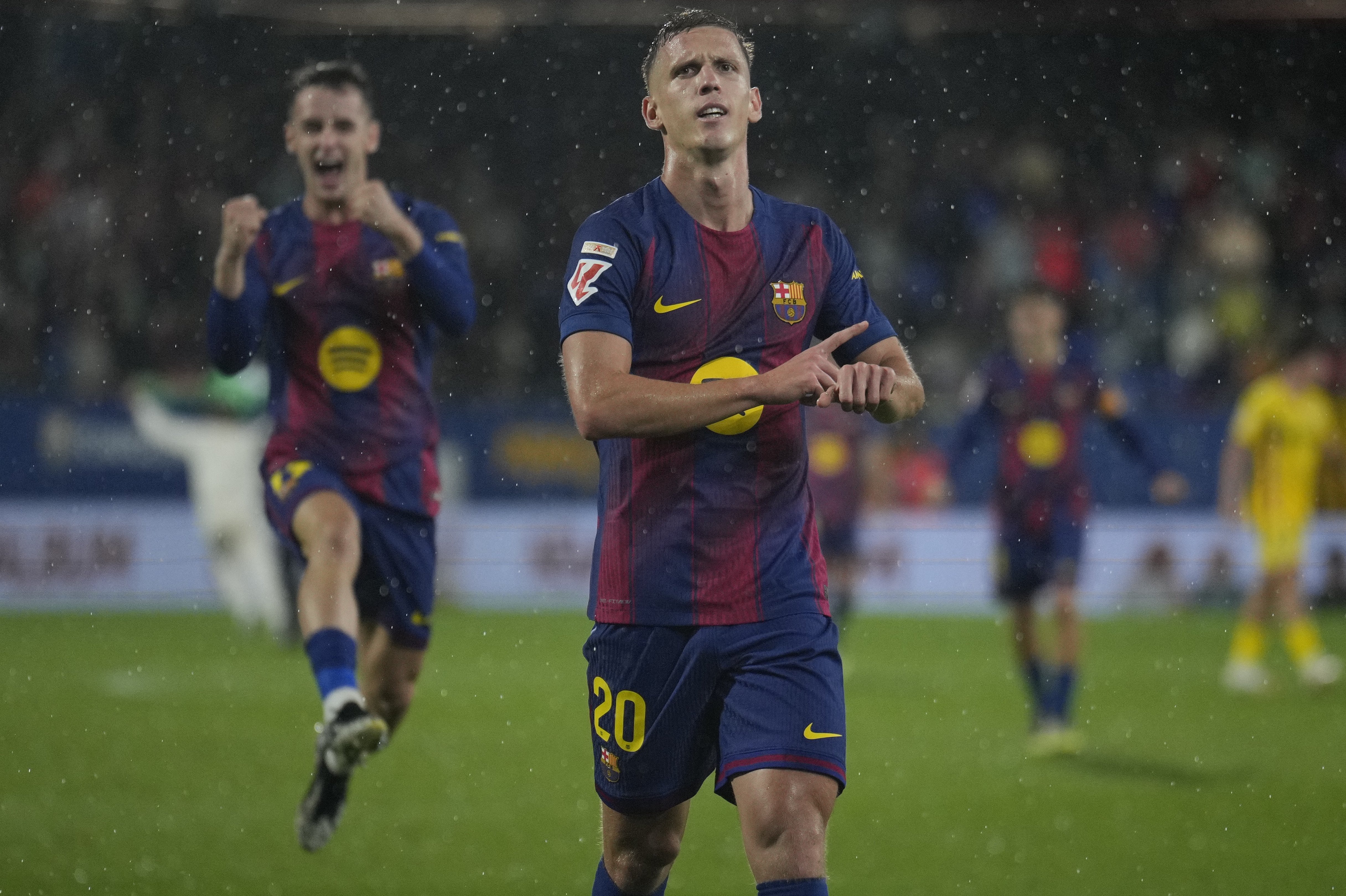 BARCELONA, 21/09/2025.- El delantero del Barcelona Dani Olmo celebra tras anotar el tercer gol del equipo durante el partido de la jornada 5 de LaLiga que FC Barcelona y Getafe CF disputan este domingo en el Estadi Johan Cruyff. EFE/ Alejandro García
