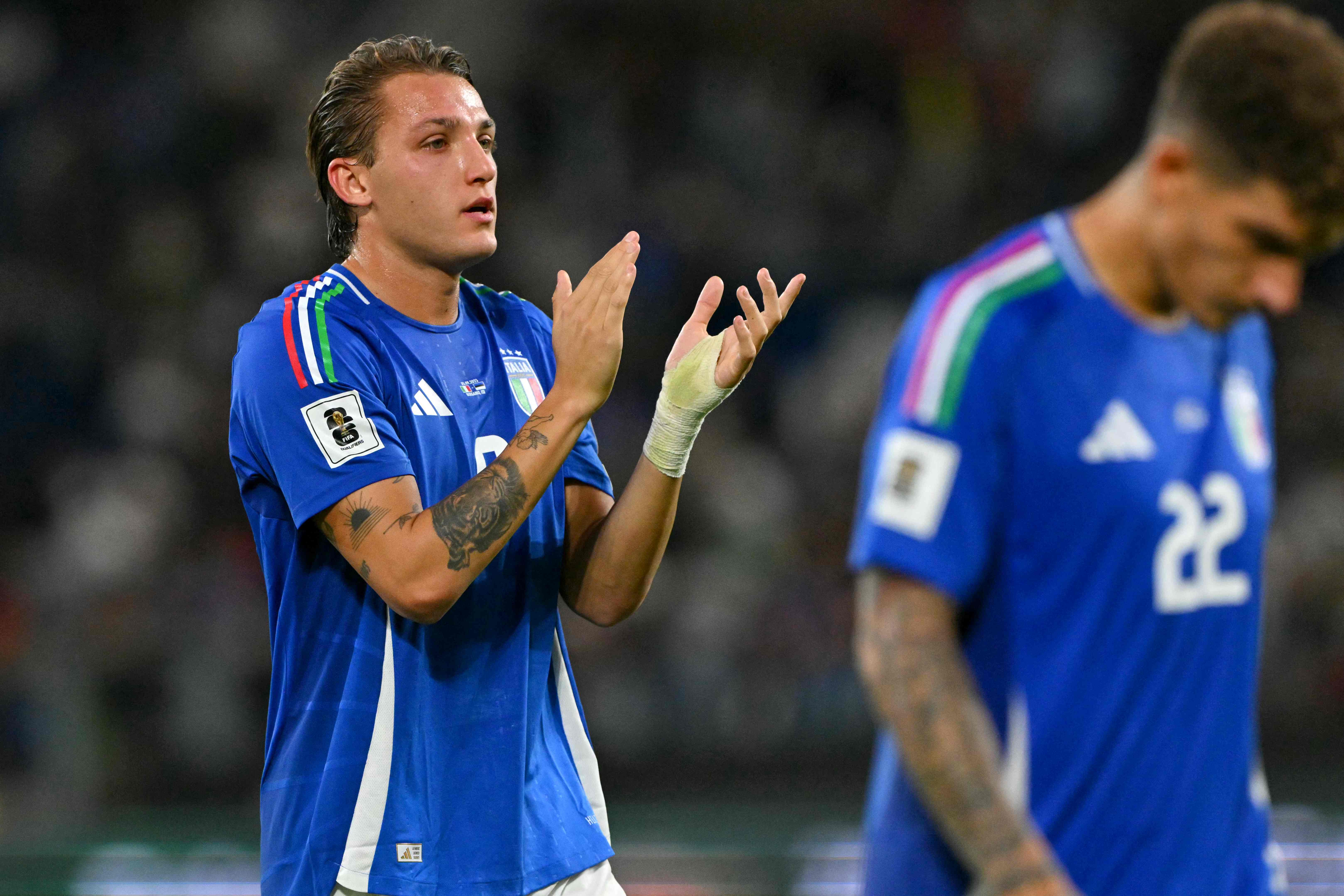 Italy's forward #09 Mateo Retegui (L) acknowledges the crowd at the end of the FIFA World Cup 2026 Group I qualification football match between Italy and Estonia at the Stadio di Bergamo, in Bergamo, on September 5, 2025. (Photo by Andreas SOLARO / AFP)
