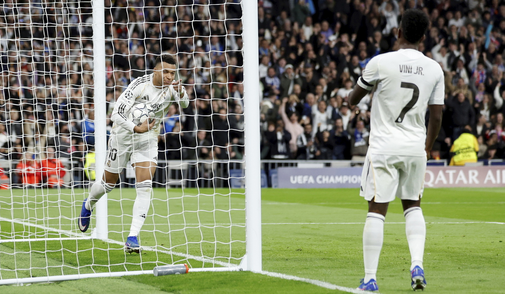 Mbappé celebra su segundo tanto con Vinicius.