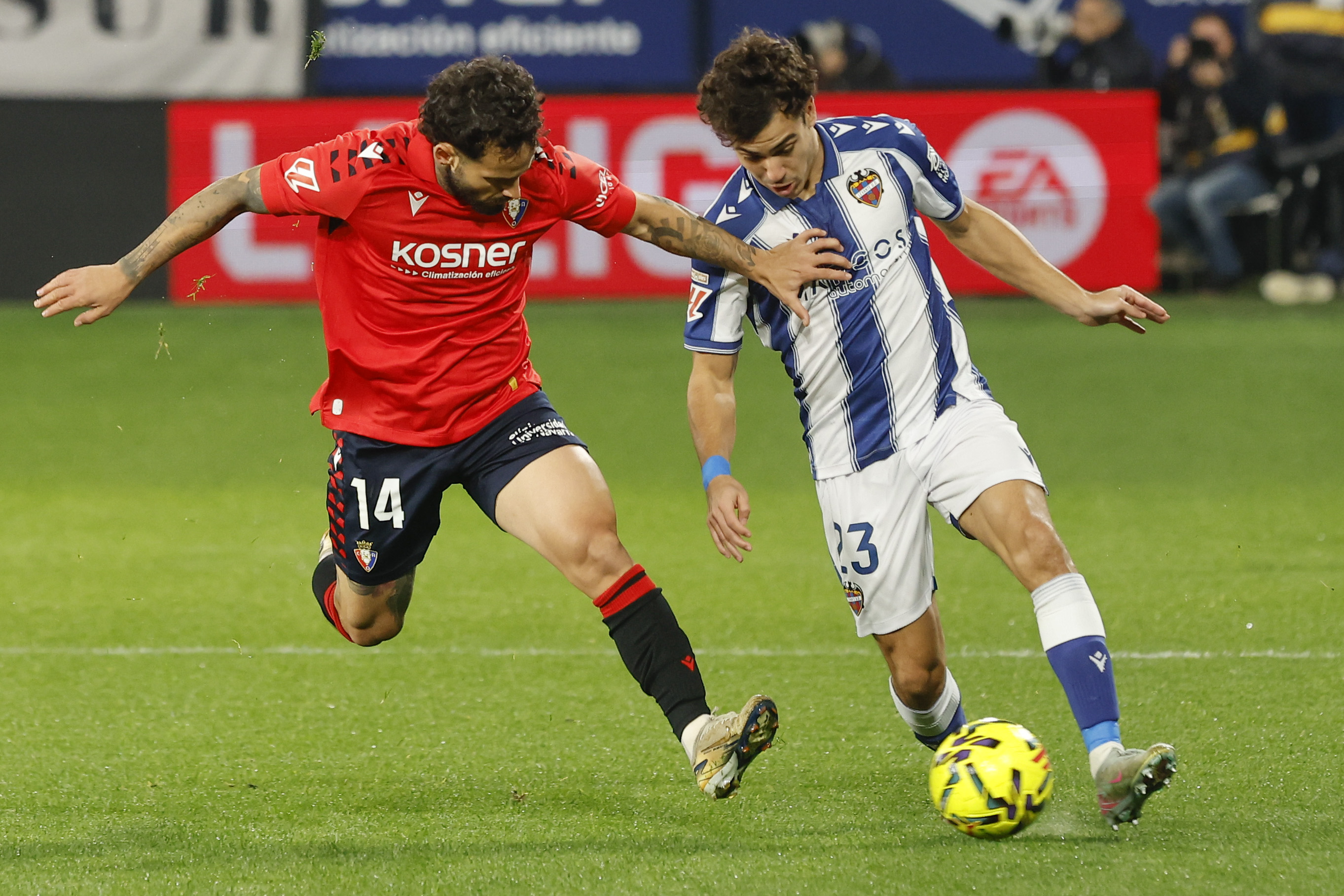 PAMPLONA, 08/12/2025.- Rubén García pelea un balón con Manu Sánchez en el duelo entre Osasuna y Levante.