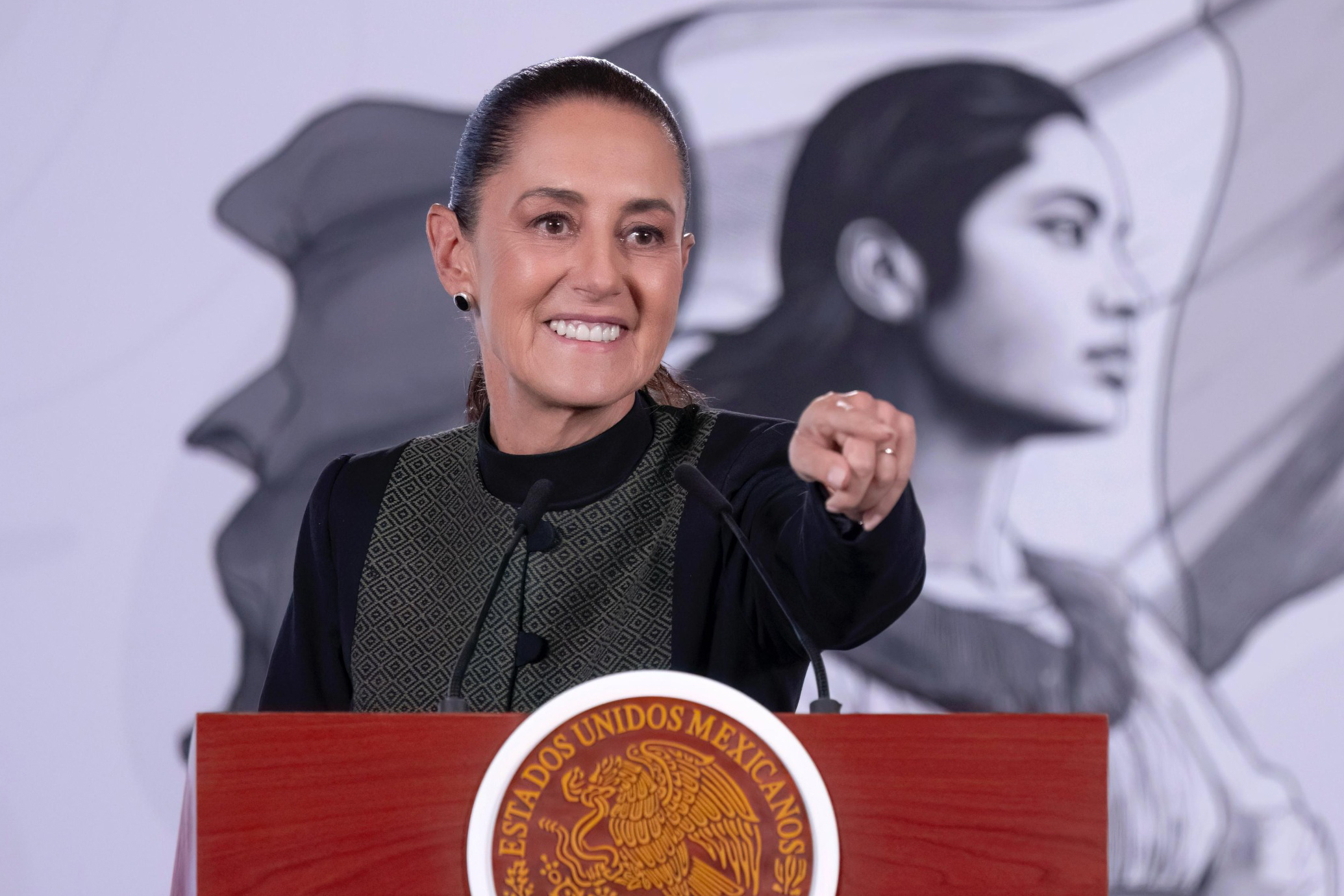 MEX6914. CIUDAD DE MÉXICO (MÉXICO), 30/06/2026.- Fotografía cedida por la Presidencia de México de su mandataria Claudia Sheinbaum, hablando en una rueda de prensa este martes en el Palacio Nacional de Ciudad de México (México). Sheinbaum pidió festejar con "respeto" y "responsabilidad" durante el partido de dieciseisavos del Mundial de fútbol que enfrentará a la selección mexicana y ecuatoriana en la capital del país, tras la multitudinarias concentraciones desde el arranque del torneo internacional. EFE/ Presidencia de México /SOLO USO EDITORIAL/NO VENTAS/SOLO DISPONIBLE RAPA ILUSTRAR LA NOTICIA QUE ACOMPAÑA (CRÉDITO OBLIGATORIO)