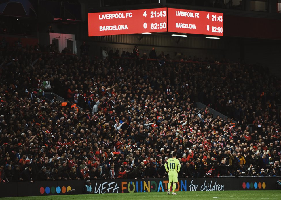 Los fantasmas del Barça continuaron un año después de su eliminación con la remontada de la Roma. En el curso siguiente, los blaugranas llegaron a las semifinales, donde quedaron encuadrados contra el Liverpool de Klopp. Parecía que el encuentro de ida dejaba el pase a la ansiada final visto para sentencia con un inapelable 3-0. Lo cierto es que el Barça no fue tan superior a su rival, pero sí estuvo más efectivo. La vuelta fue una auténtica pesadilla para los de Valverde. La realidad es que tuvieron varias ocasiones para sentenciar el pase, pero a diferencia de la ida, no estuvieron tan precisos. Origi puso el 1-0 en el marcador en el minuto 7 y hubo que esperar hasta la segunda mitad para ver más goles. Wijnaldum, en cuestión de dos minutos (entre el 54' y el 56') igualó la eliminatoria). Un mazazo para el Barça del que no se sobrepuso. El cuarto gol fue la demostración de la desesperación en el bando visitante, con el famoso córner botado por Alexander Arnold que pilló desprevenidos a los de Valverde y en el que Origi certificó el pase a la final del Metropolitano. Todo el Liverpool lo celebró tras el pitido final, entre ellos, Salah, que se perdió el encuentro por lesión y festejó con sus compañeros con una camiseta que decía: 'Never give up' (No hay que rendirse nunca).