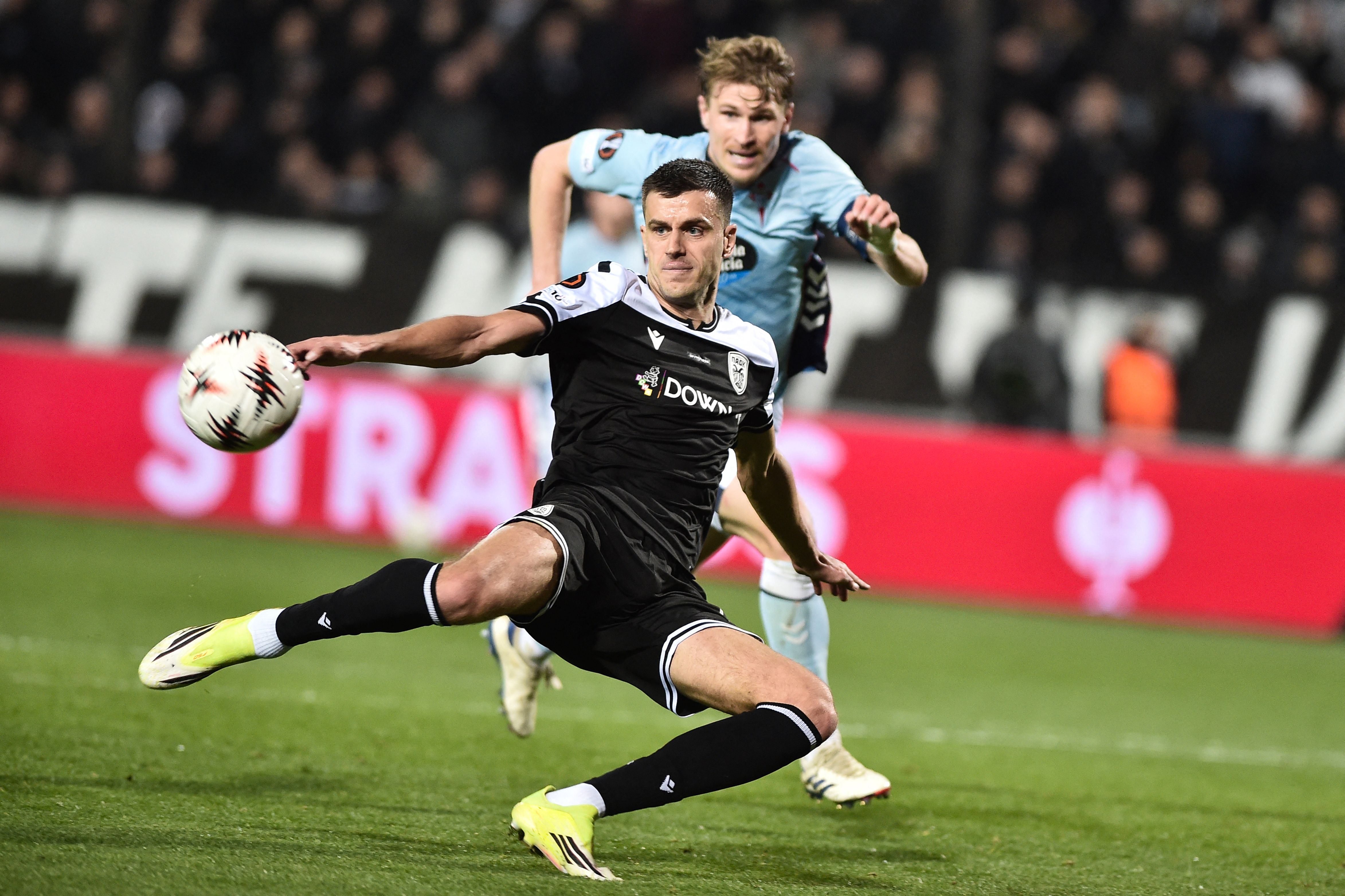 PAOK's Sweden forward #19 Alexander Jeremejeff (C) scores his team's first goal during the UEFA Europa League - knockout round play-off first leg - football match between PAOK FC and RC Celta de Vigo at the Toumba stadium in Thessaloniki on February 19, 2026. (Photo by Sakis Mitrolidis / AFP)