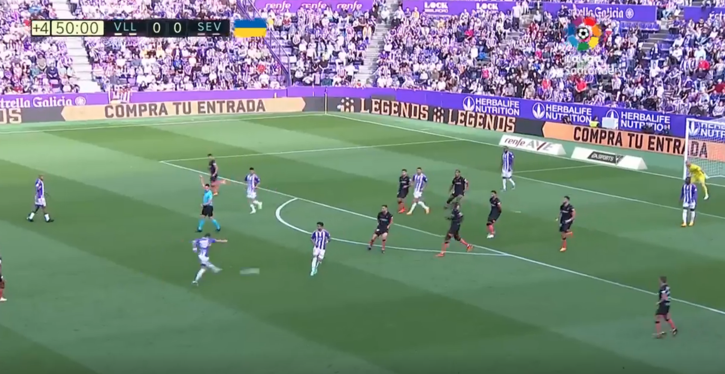 Incendio en Zorrilla: el árbitro anula un gol al Valladolid por haber pitado justo antes
