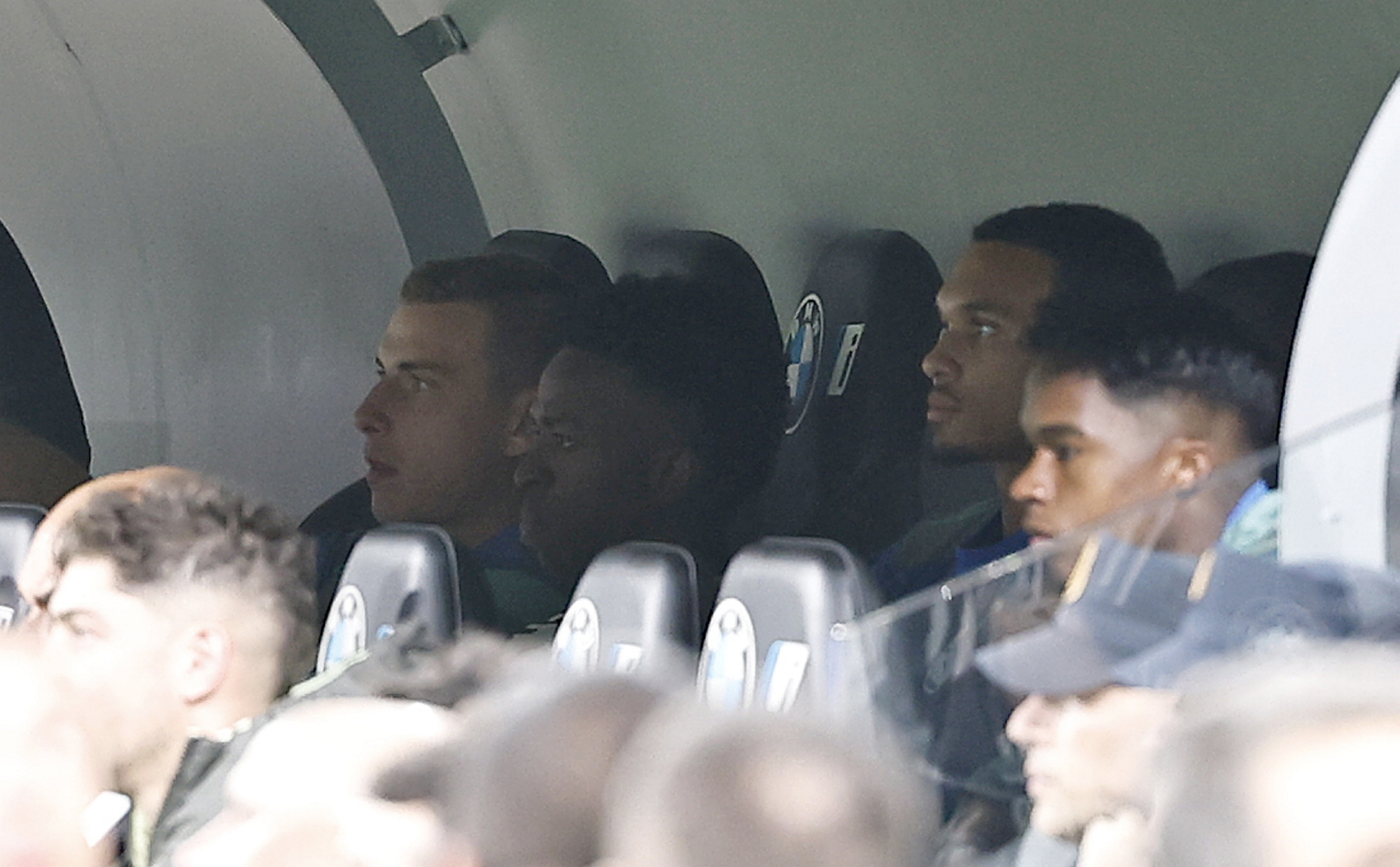 Vinicius se fue tras el cambio al túnel de vestuarios, pero terminó viendo al equipo desde el banquillo. 