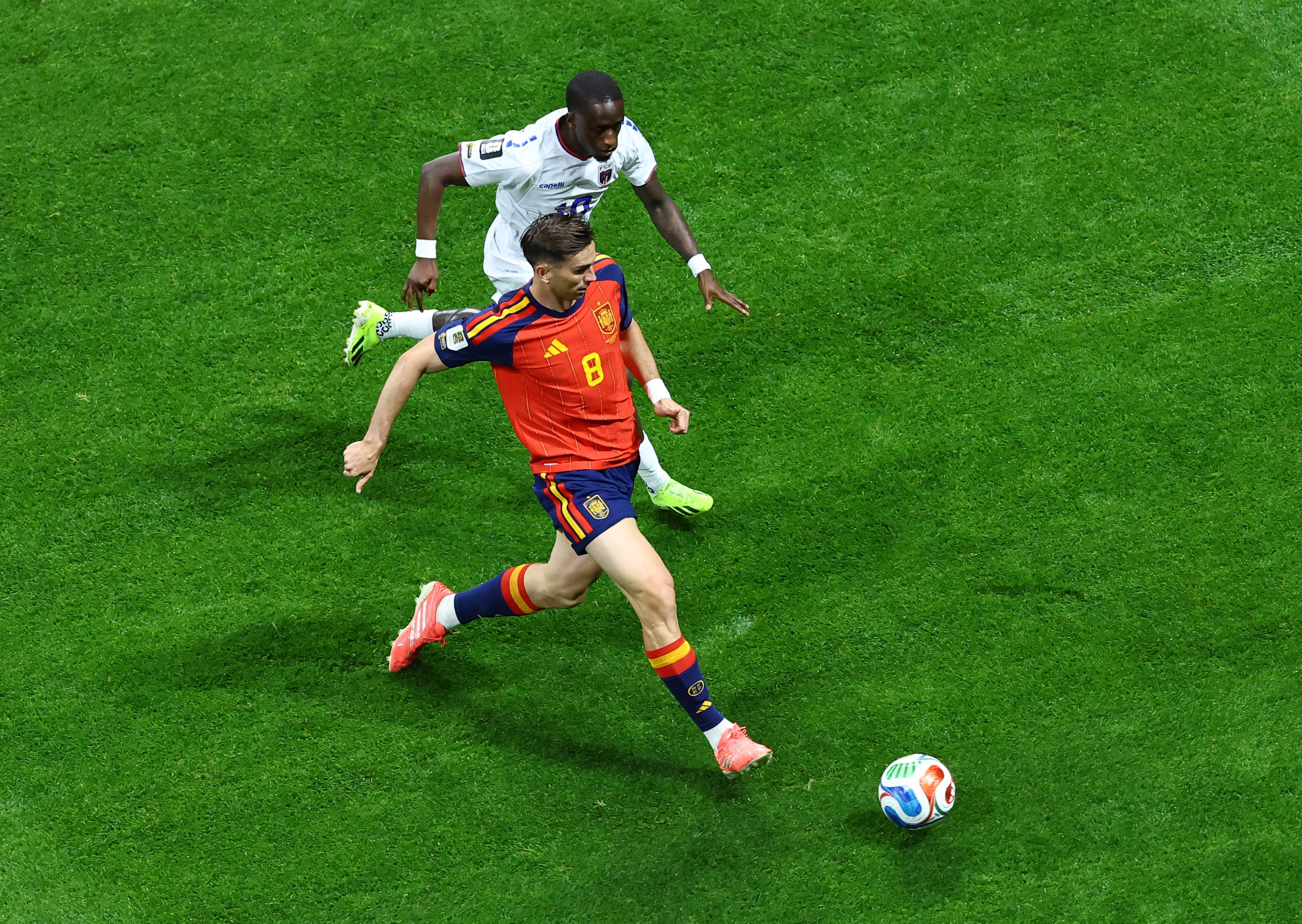 Soccer Football - FIFA World Cup 2026 - Group H - Spain v Cape Verde - Atlanta Stadium, Atlanta, Georgia, U.S. - June 15, 2026 Spain's Fabian Ruiz in action with Cape Verde's Jamiro Monteiro REUTERS/Bernadett Szabo