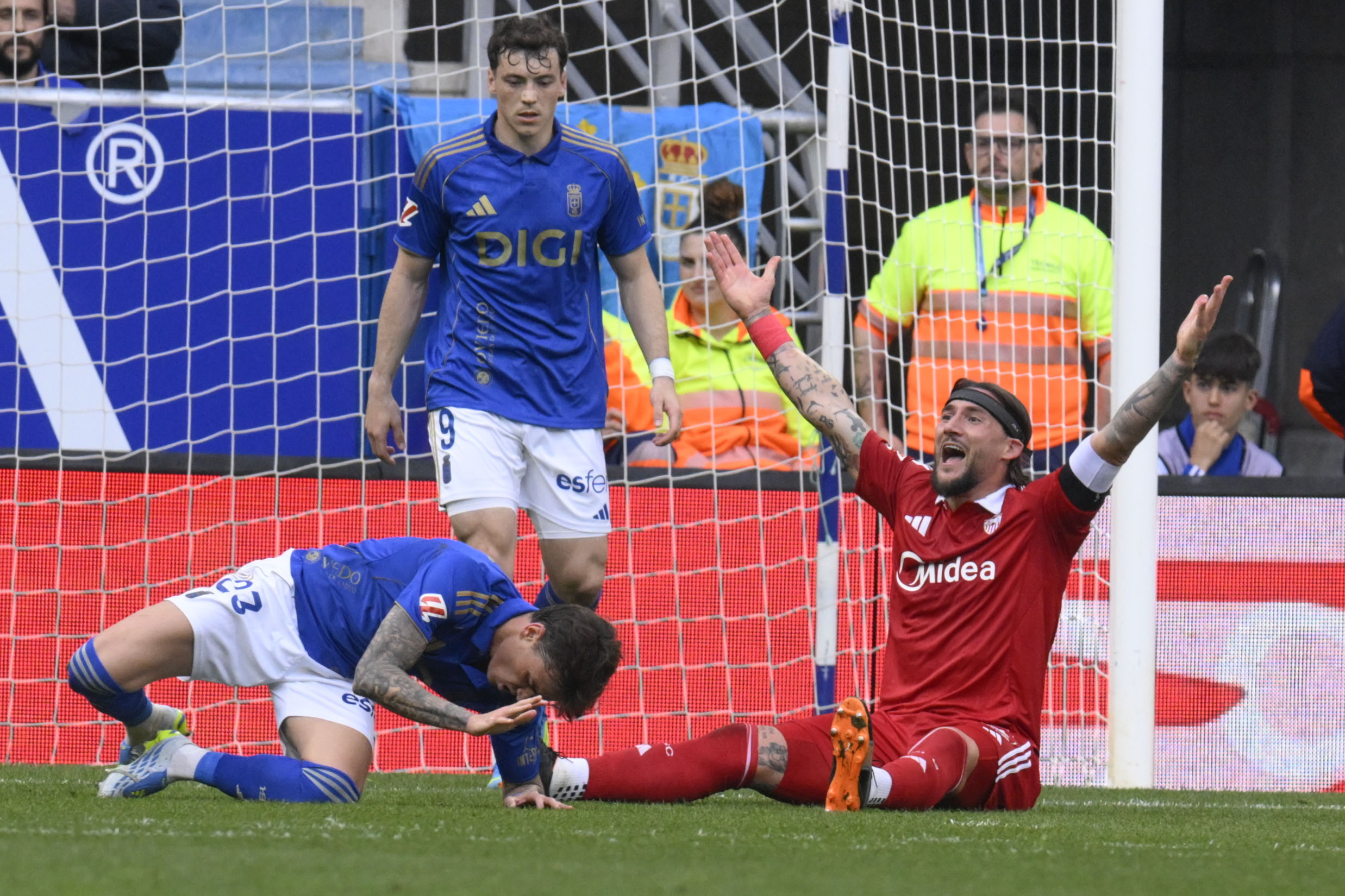 OVIEDO, 05/04/2026.- El centrocampista del Sevilla Nemanja Gudelj (d) durante el partido de la jornada 30 de LaLiga EA Sports entre Real Oviedo y Sevilla FC, este domingo en el estadio Carlos Tartiere de Oviedo. EFE/ Eloy Alonso
