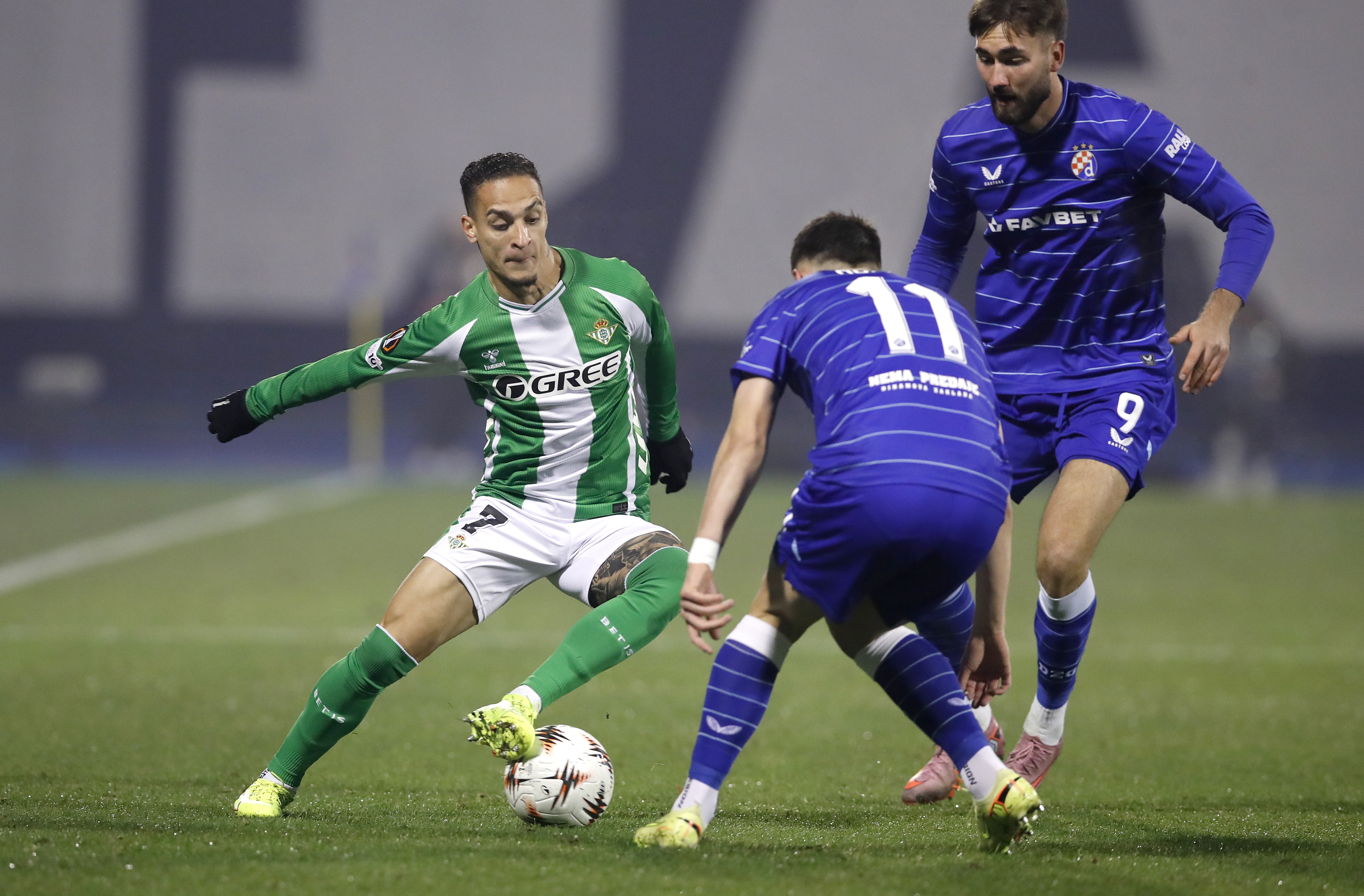 ZAGREB (Croatia), 11/12/2025.- Arber Hoxha and Dion Beljo (R) of Dinamo in action against Antony (L) of Real Betis during the UEFA Europa League match between BGK Dinamo Zagreb and Real Betis Balompie, in Zagreb, Croatia, 11 December 2025. (Croacia) EFE/EPA/ANTONIO BAT
