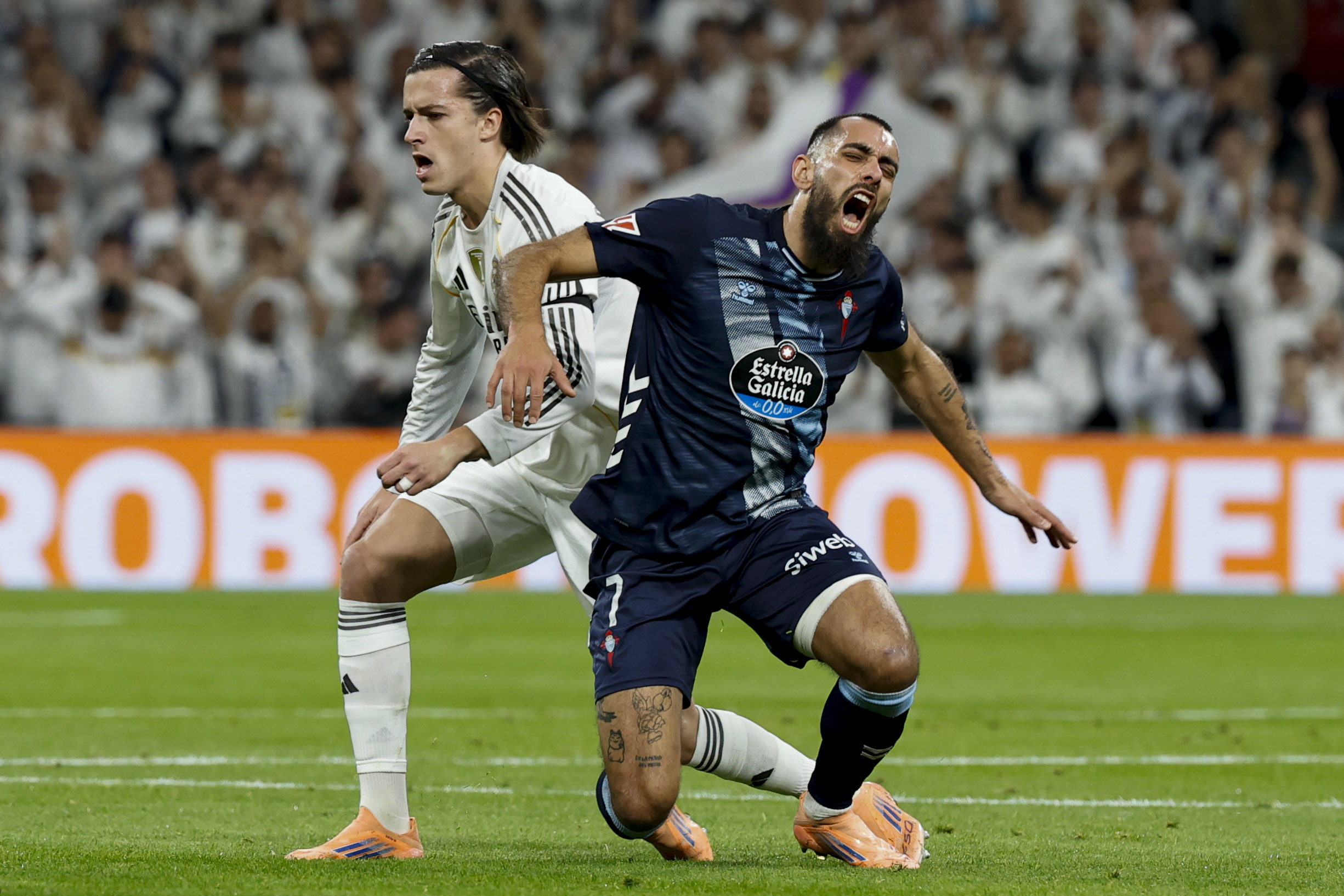 MADRID, 07/12/2025.- El defensa del Real Madrid Álvaro Carreras (i) y el delantero del Celta Borja Iglesias, durante el partido de LaLiga de fútbol que Real Madrid y Celta de Vigo disputan este domingo en el estadio Santiago Bernabéu. EFE/Chema Moya