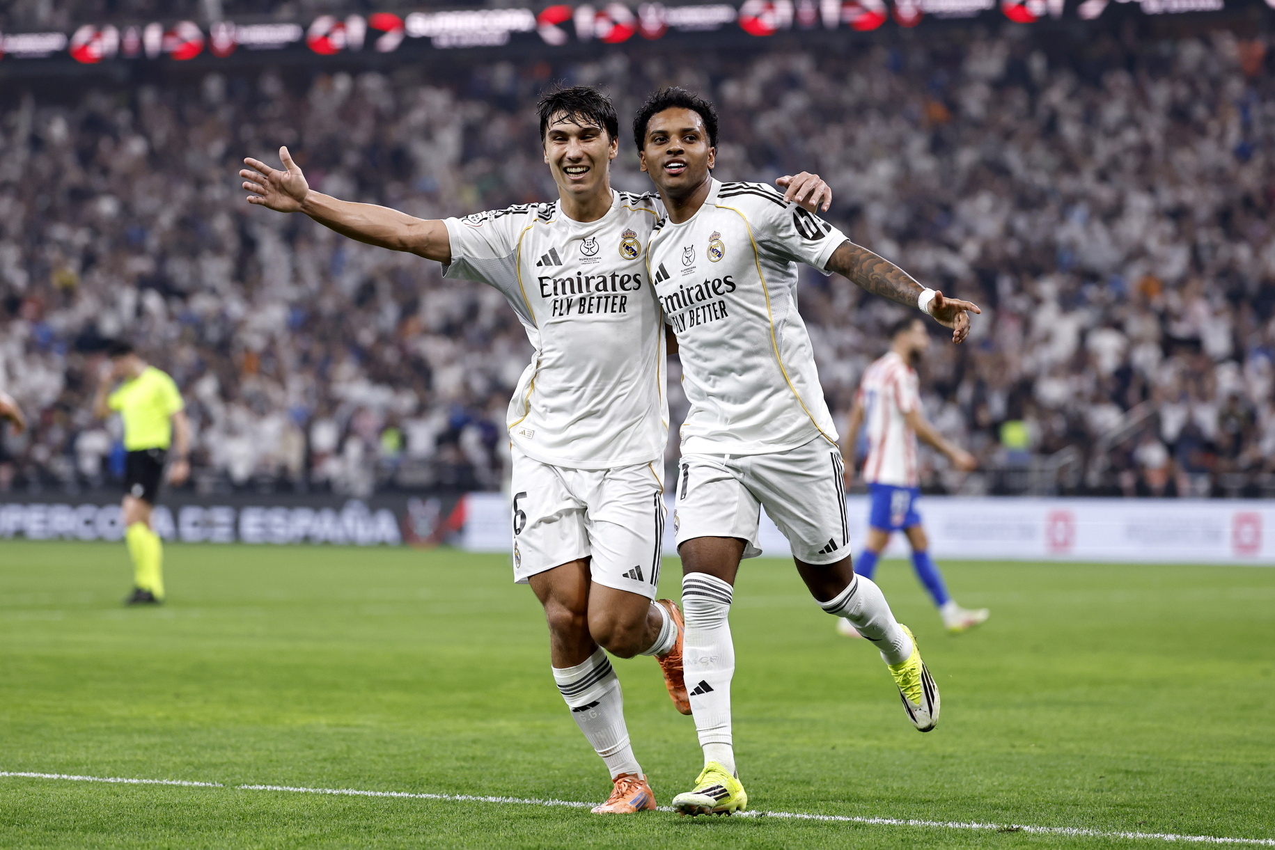 Rodrygo celebra el segundo tanto con Gonzalo García.