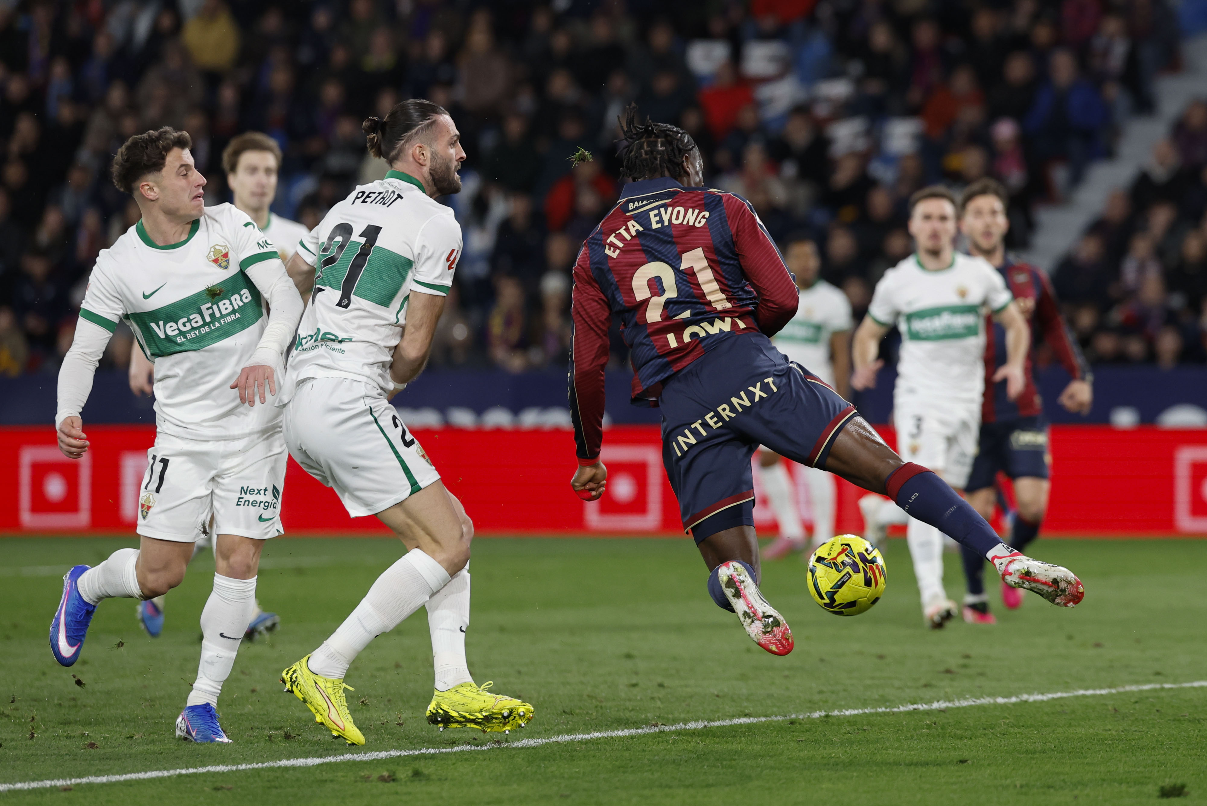VALENCIA, 23/01/2026.- El delantero camerunés del Levante Etta Eyong (d) pelea un balón con el defensa francés Leo Petrot, del Elche, durante el partido de la jornada 21 de LaLiga que Levante UD y Elche CF disputan hoy viernes en el estadio Ciutat de Valencia. EFE/Ana Escobar