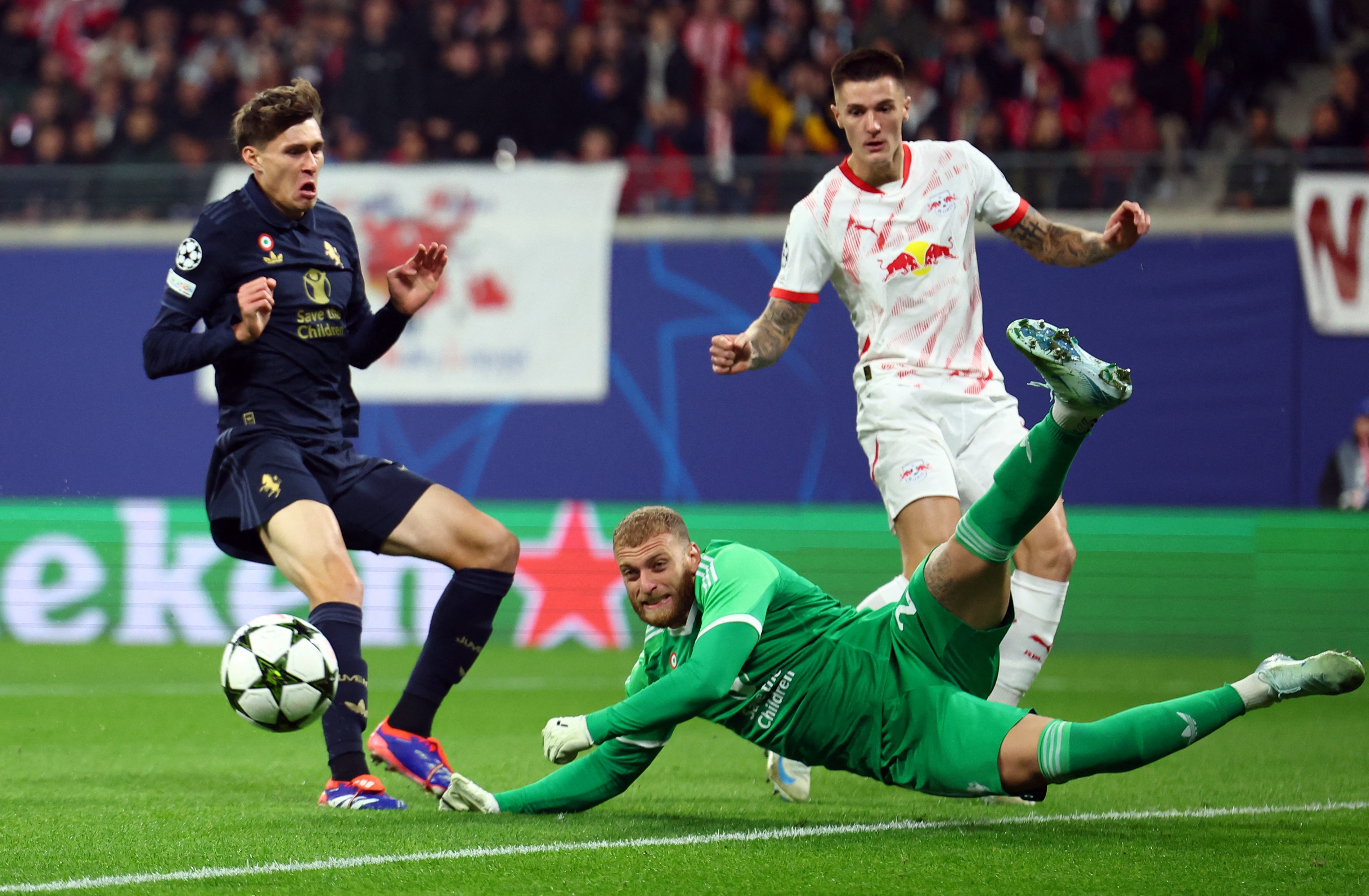 Soccer Football - Champions League - RB Leipzig v Juventus - Red Bull Arena, Leipzig, Germany - October 2, 2024 Juventus' Michele Di Gregorio and Nicolo Savona in action with RB Leipzig's Benjamin Sesko REUTERS/Lisi Niesner