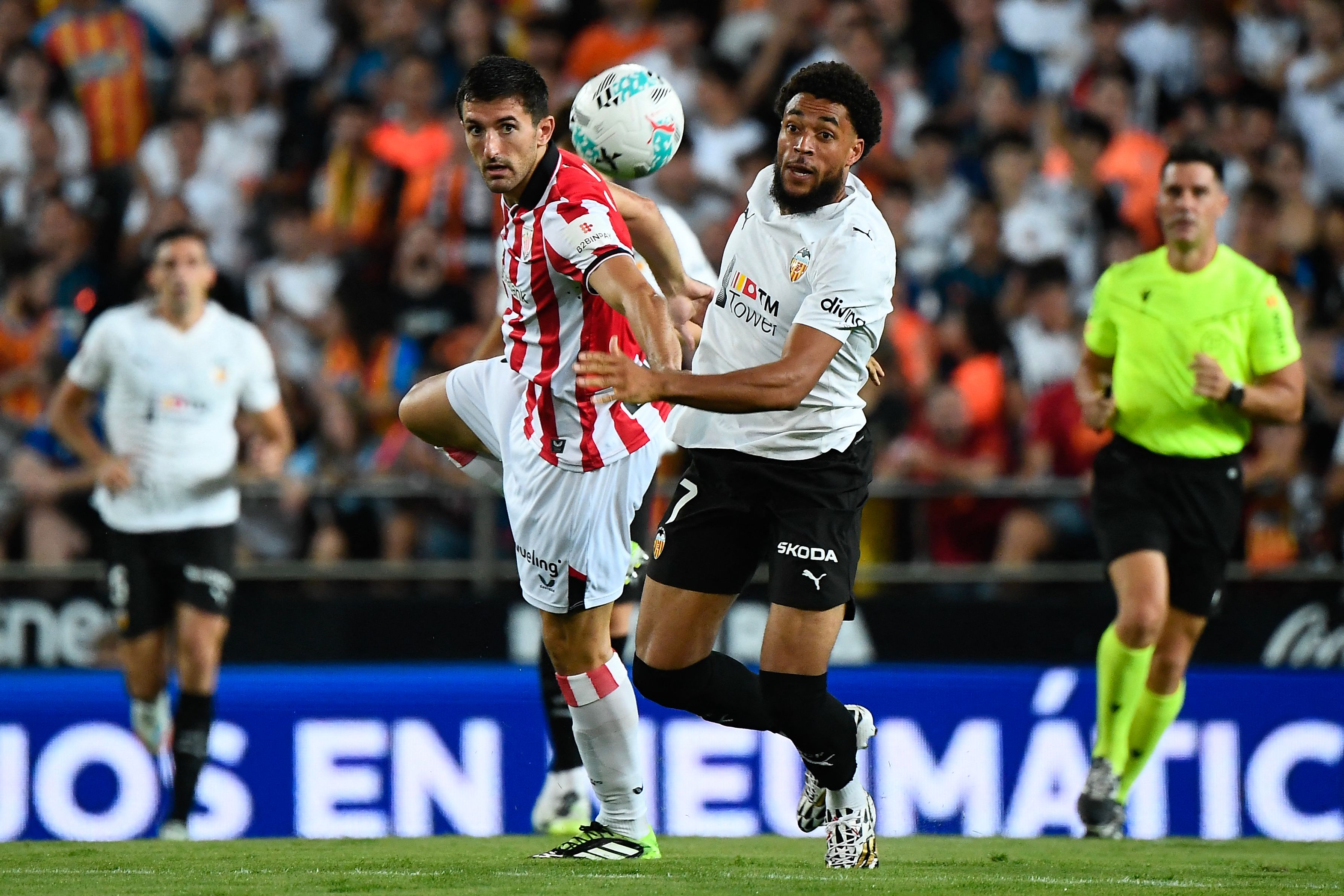 Arnaut Danjuma y Dani Vivian 