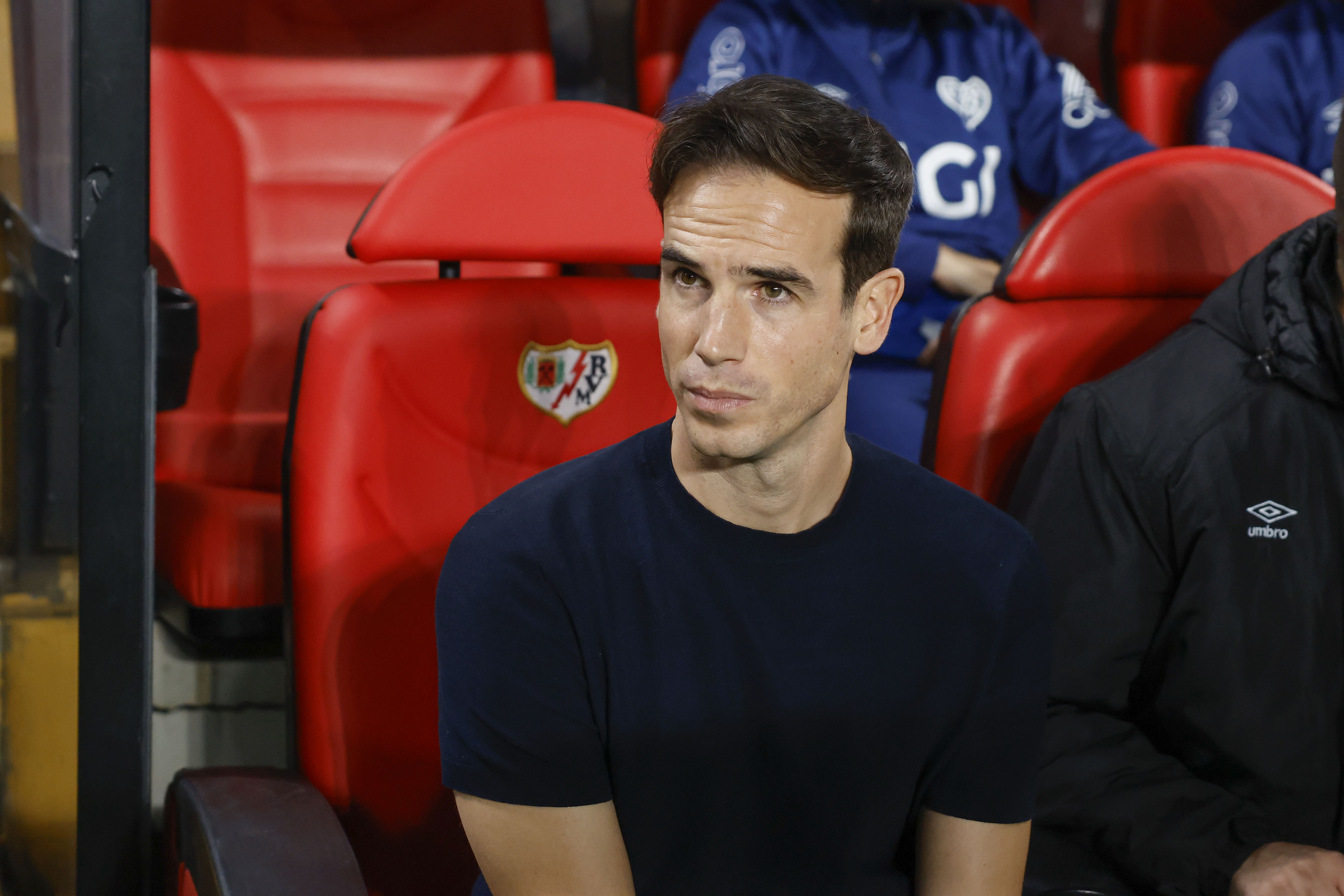 MADRID, 18/12/2025.- El entrenador del Rayo, Íñigo Pérez, antes del partido de la Liga Conferencia que Rayo Vallecano y Drita Gjilan disputan este jueves en el estadio de Vallecas, en Madrid. EFE/Juanjo Martín
