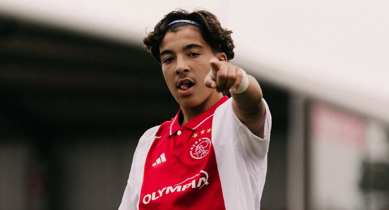 Rayane Bounida celebra un gol con el Ajax.