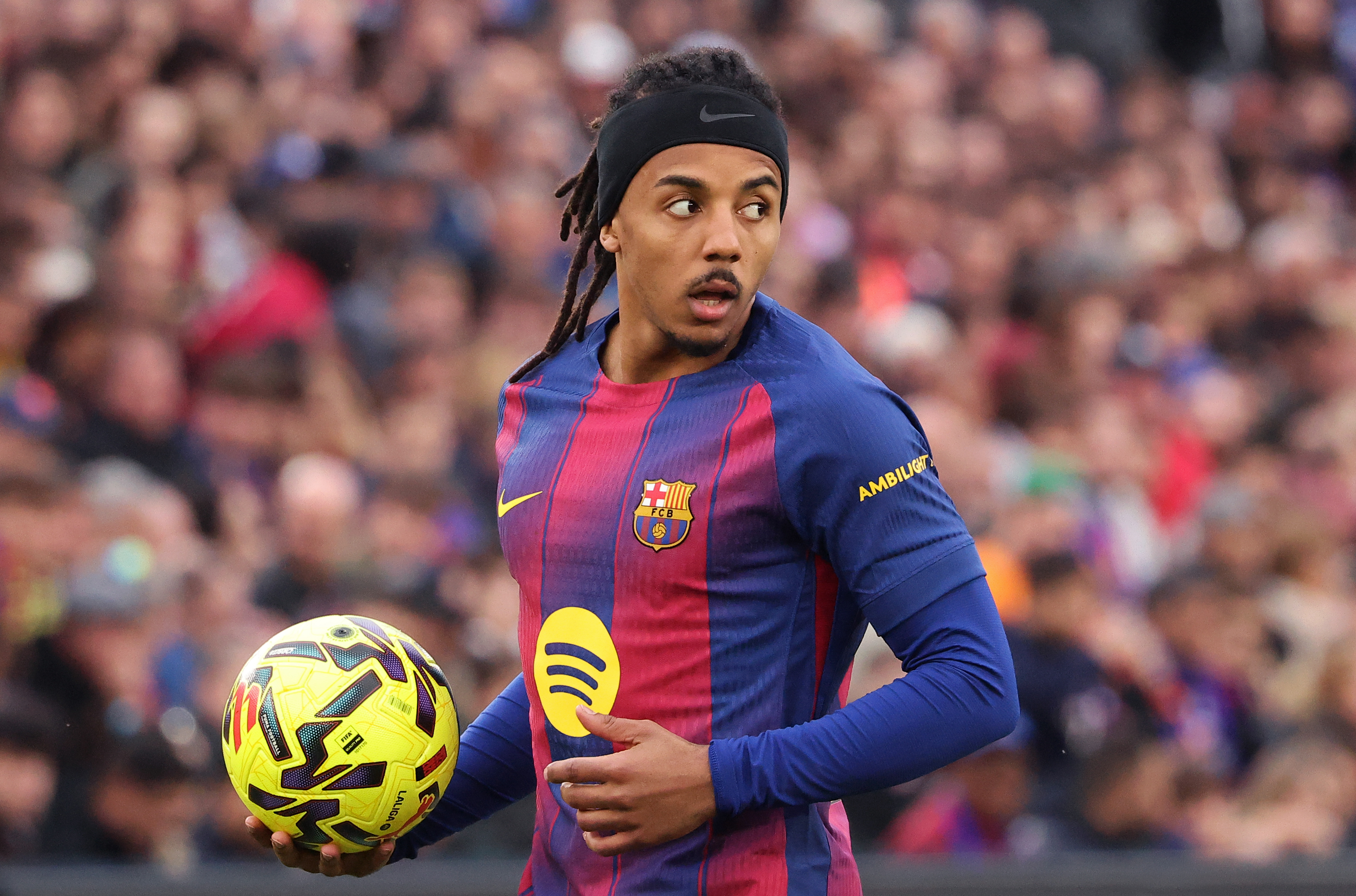 Jugó tres temporadas con el Sevilla entre 2019 y 2022. Defiende la camiseta del Barcelona desde 2022 hasta la actualidad. 