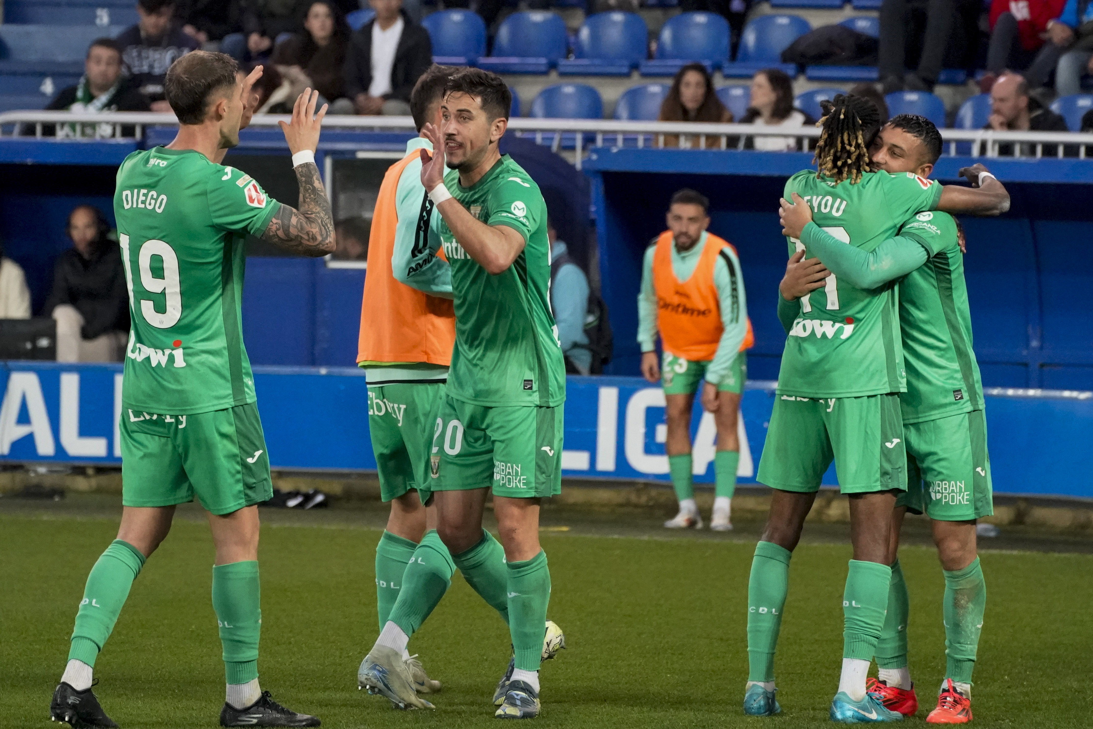 VITORIA, 30/11/2024.- El delantero del Leganés Diego García (i) celebra con sus compañeros el primer gol de su equipo, obra de su compañero Óscar Rodríguez durante el partido de LaLiga ante el Alavés disputado este sábado en el estadio de Mendizorroza. EFE/ L. Rico
