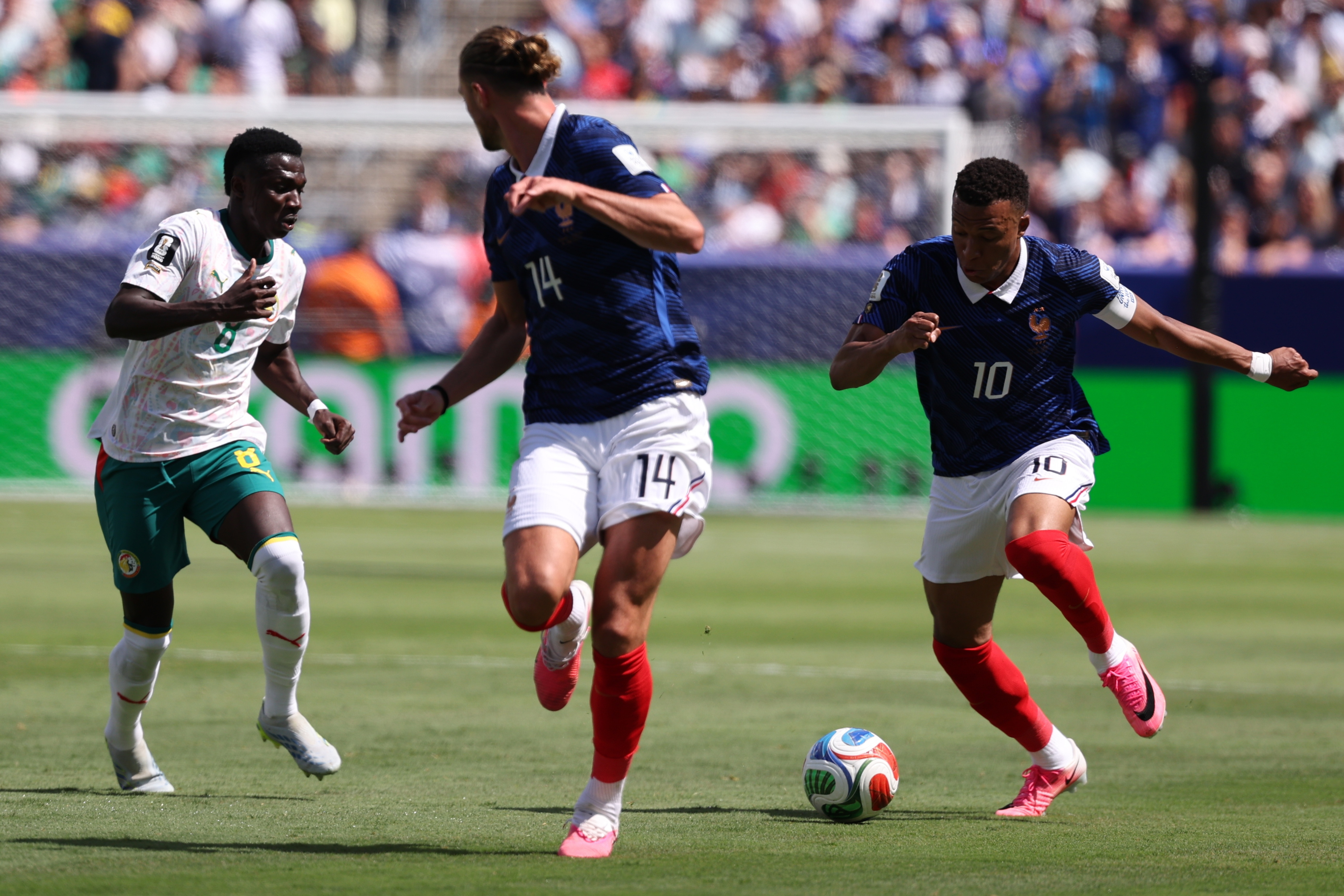 NEW JERSEY (United States), 16/06/2026.- Kylian Mbappe (R) and Adrien Rabiot (C) of France in action against Lamine Camara (L) of Senegal during the FIFA World Cup 2026 group stage match France against Senegal, in New Jersey, USA, 16 June 2026. (Francia) EFE/EPA/SARAH YENESEL
