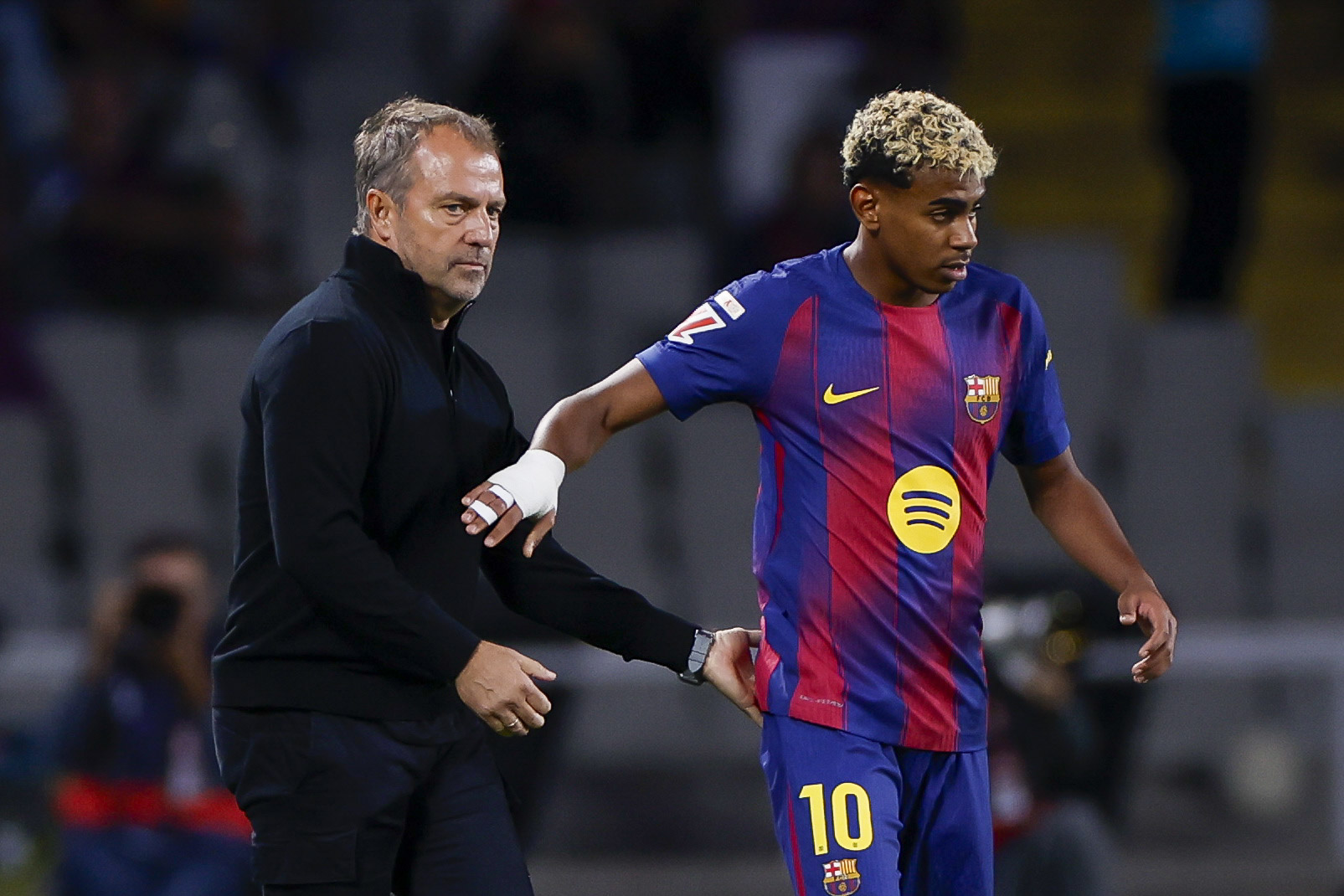 BARCELONA, 28/09/2025.- El técnico alemán del FC Barcelona, Hansi Flick, saluda a su jugador, el delantero Lamine Yamal, a la finalización del encuentro correspondiente a la séptima jornada de Liga EA Sports que FC Barcelona y Real Sociedad han disputado este domingo en el estadio de Montjuic, en Barcelona. EFE/Alberto Estevez.
