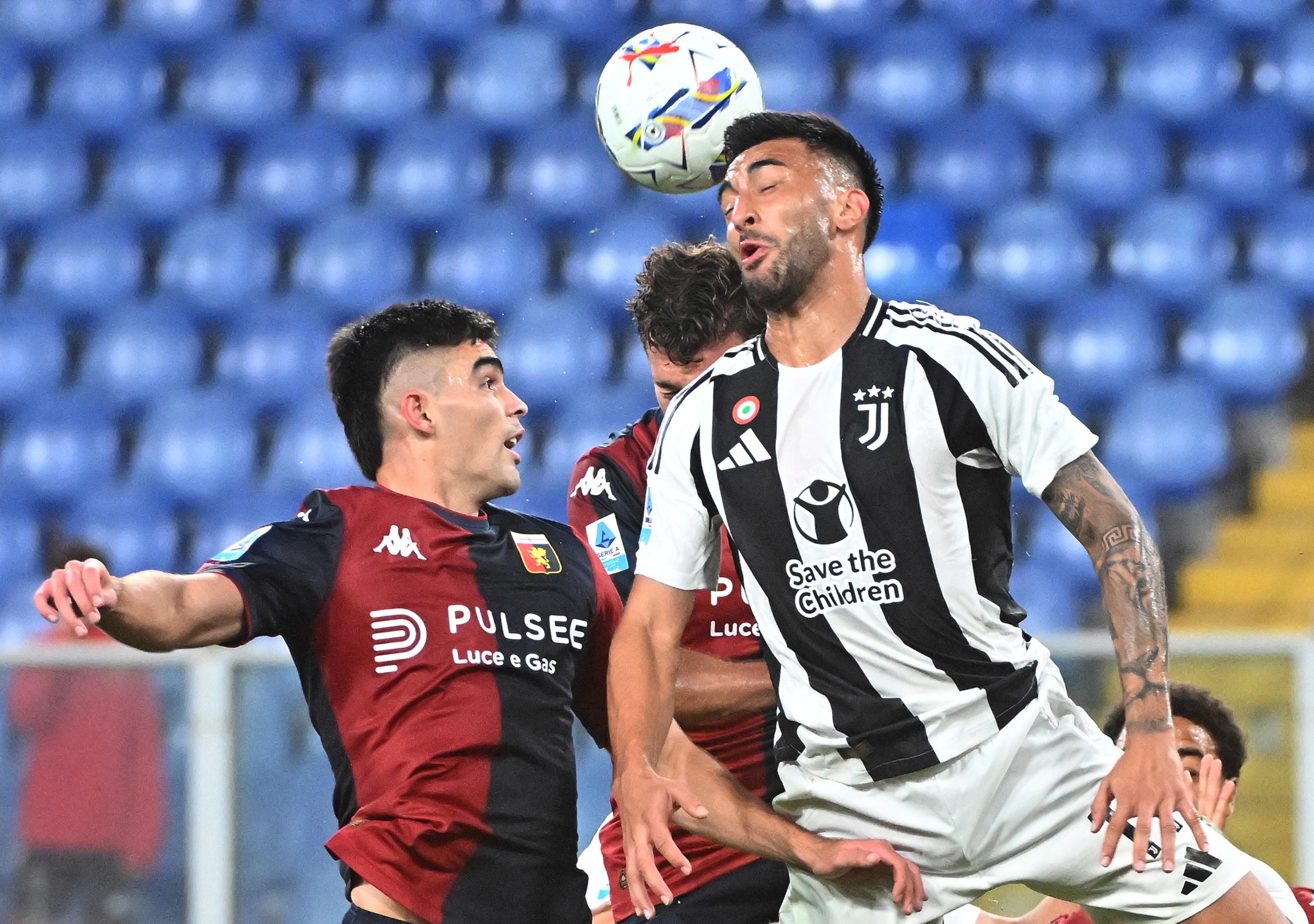 Genoa (Italy), 28/09/2024.- Genoa'Äôs Johan Vasquez (L) and Juventus' Nico Gonzalez in action during the Italian Serie A soccer match Genoa CFC vs Juventus FC at Luigi Ferraris stadium in Genoa, Italy, 28 September 2024. (Italia, Génova) EFE/EPA/LUCA ZENNARO