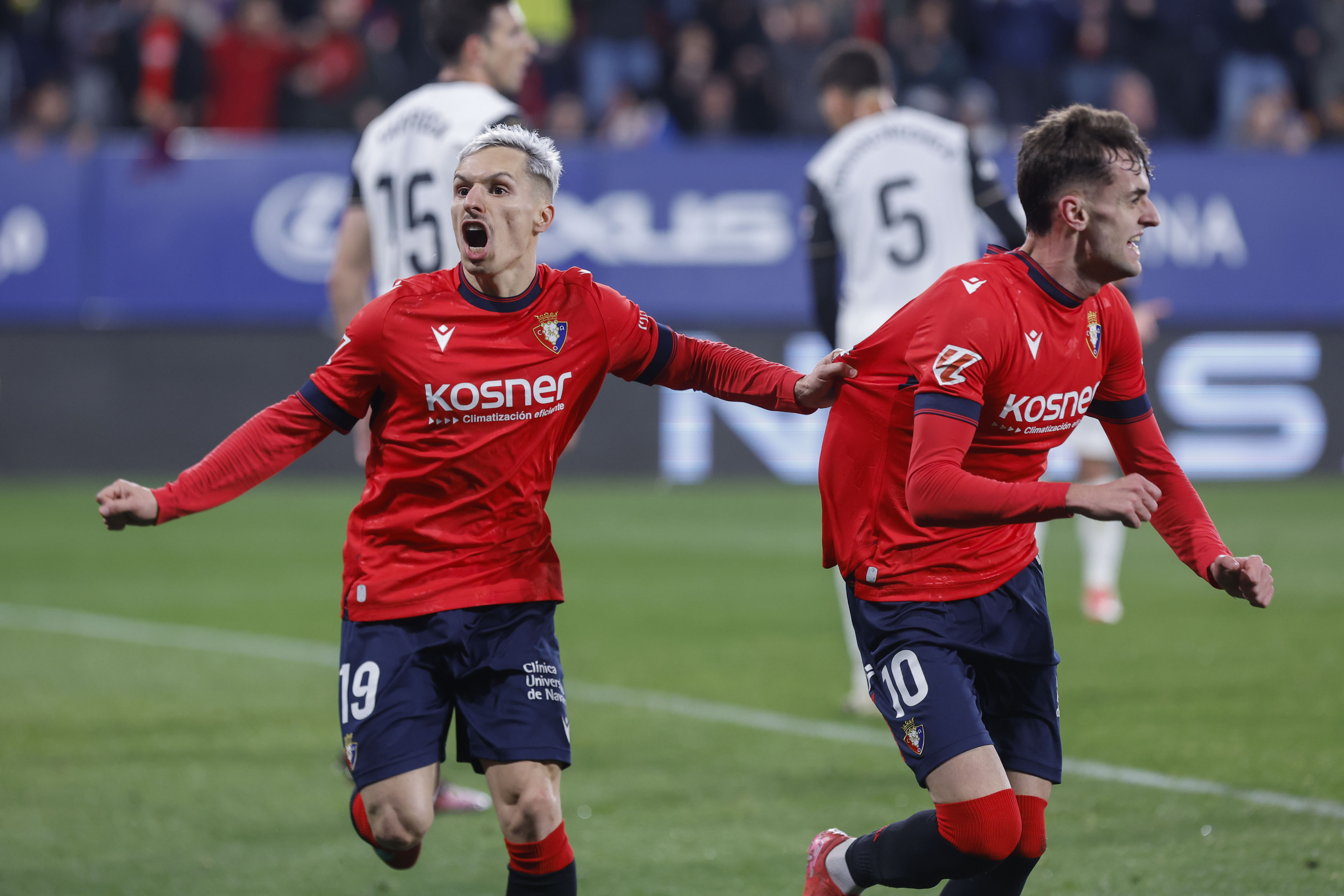 PAMPLONA, 02/03/2025.- El centrocampista del Osasuna Aimar Oroz (d) celebra tras marcar el 1-1 durante el partido de LaLiga EA Sports entre CA Osasuna y Valencia CF, este domingo en el Estadio El Sadar de Pamlona. EFE/ Villar Lpez
