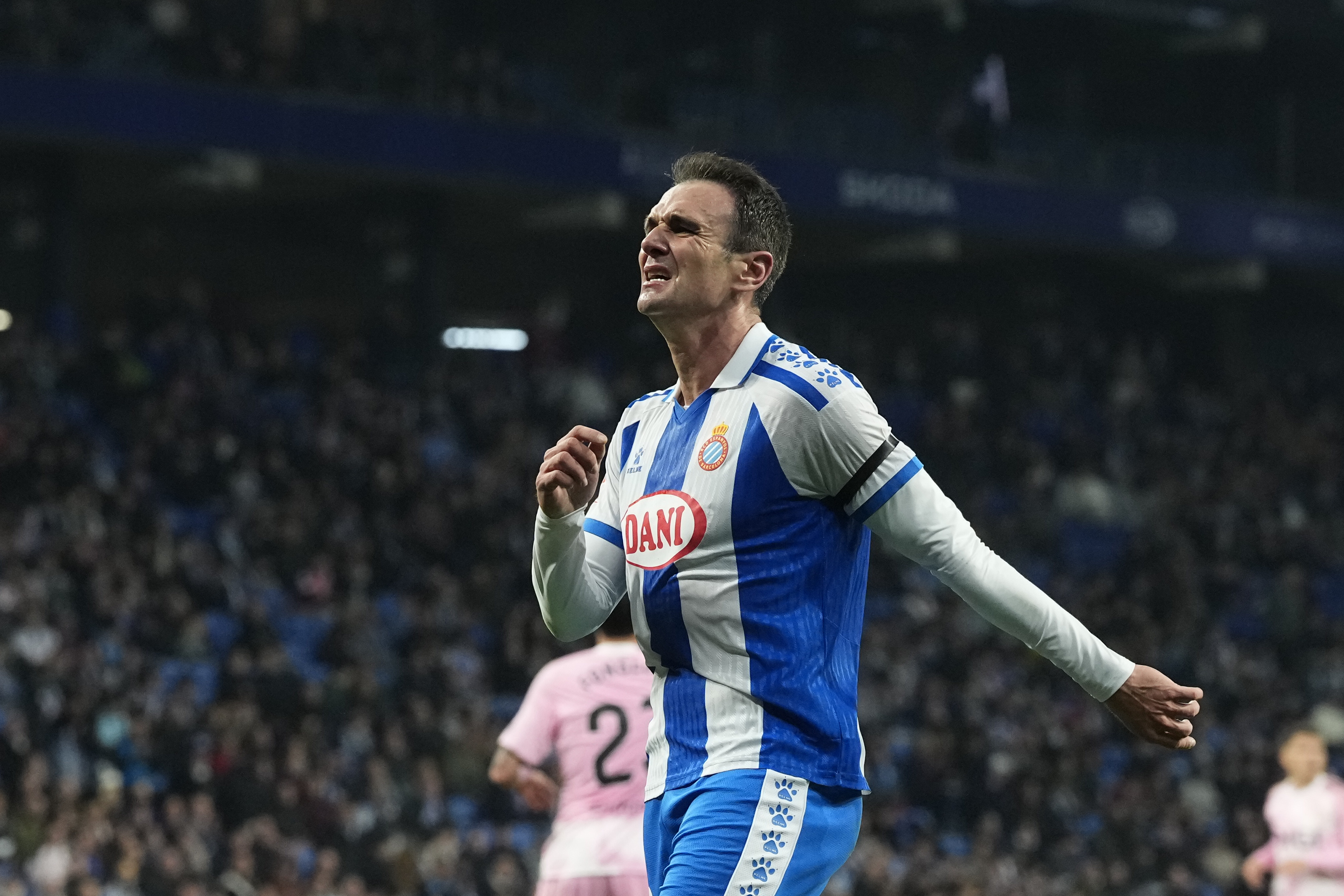 CORNELLÁ EL PRAT (BARCELONA), 09/03/2026.- El delantero del Espanyol Kike García se lamenta durante el partido de la jornada 27 de LaLiga que RCD Espanyol y Real Oviedo disputan hoy lunes en el RCDE Stadium. EFE/Enric Fontcuberta
