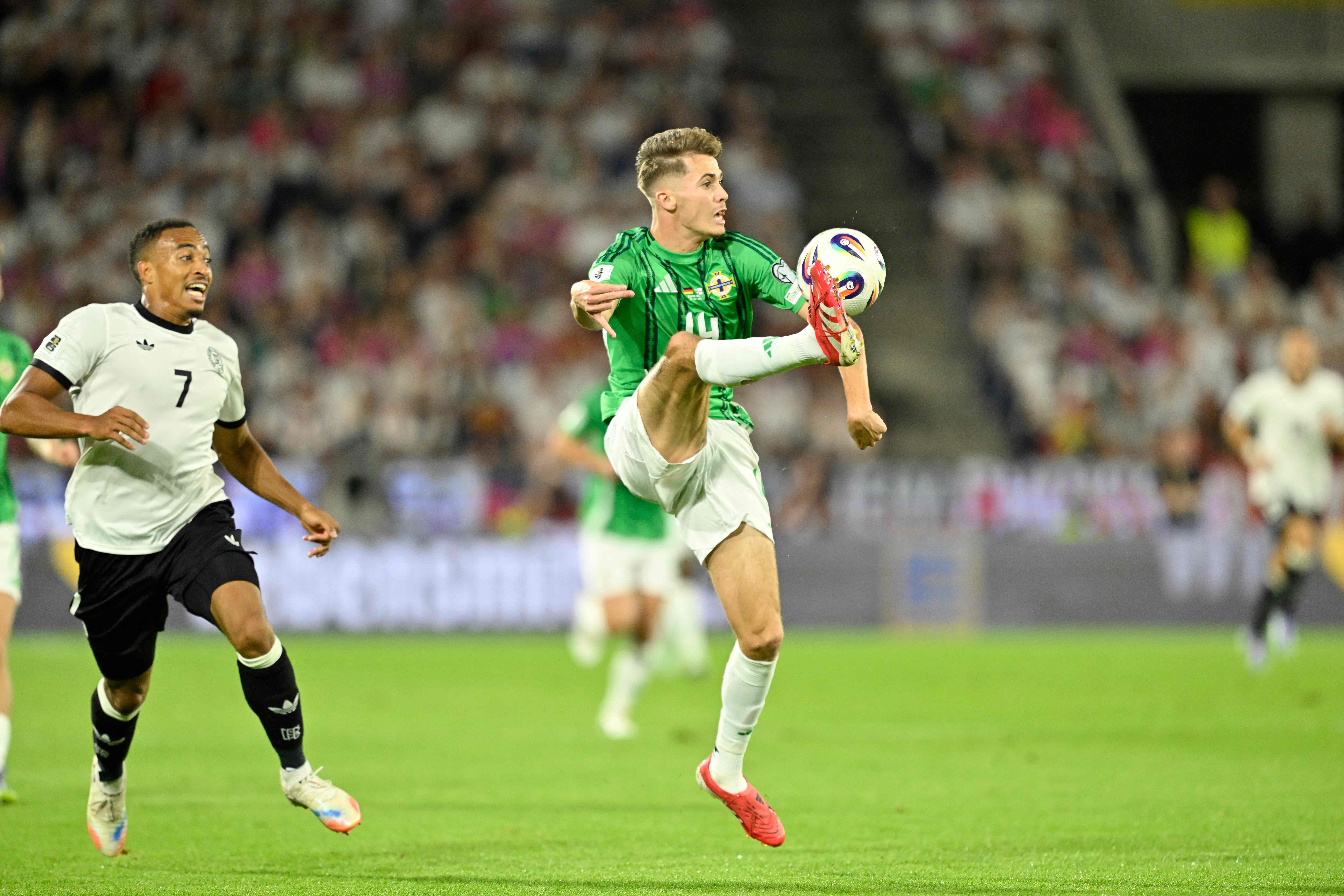 Isaac Price en su duelo ante Alemania en septiembre de 2025