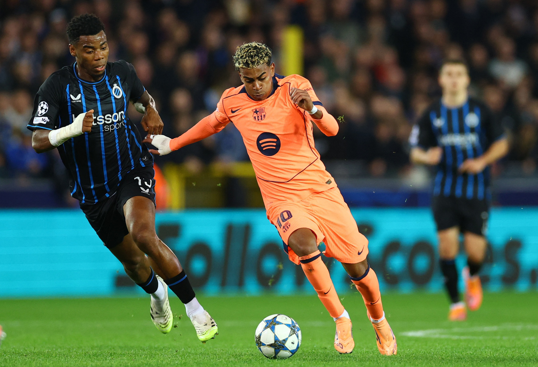 Soccer Football - UEFA Champions League - Club Brugge v FC Barcelona - Jan Breydel Stadium, Bruges, Belgium - November 5, 2025 FC Barcelona's Lamine Yamal in action with Club Brugge's Raphael Onyedika REUTERS/Yves Herman