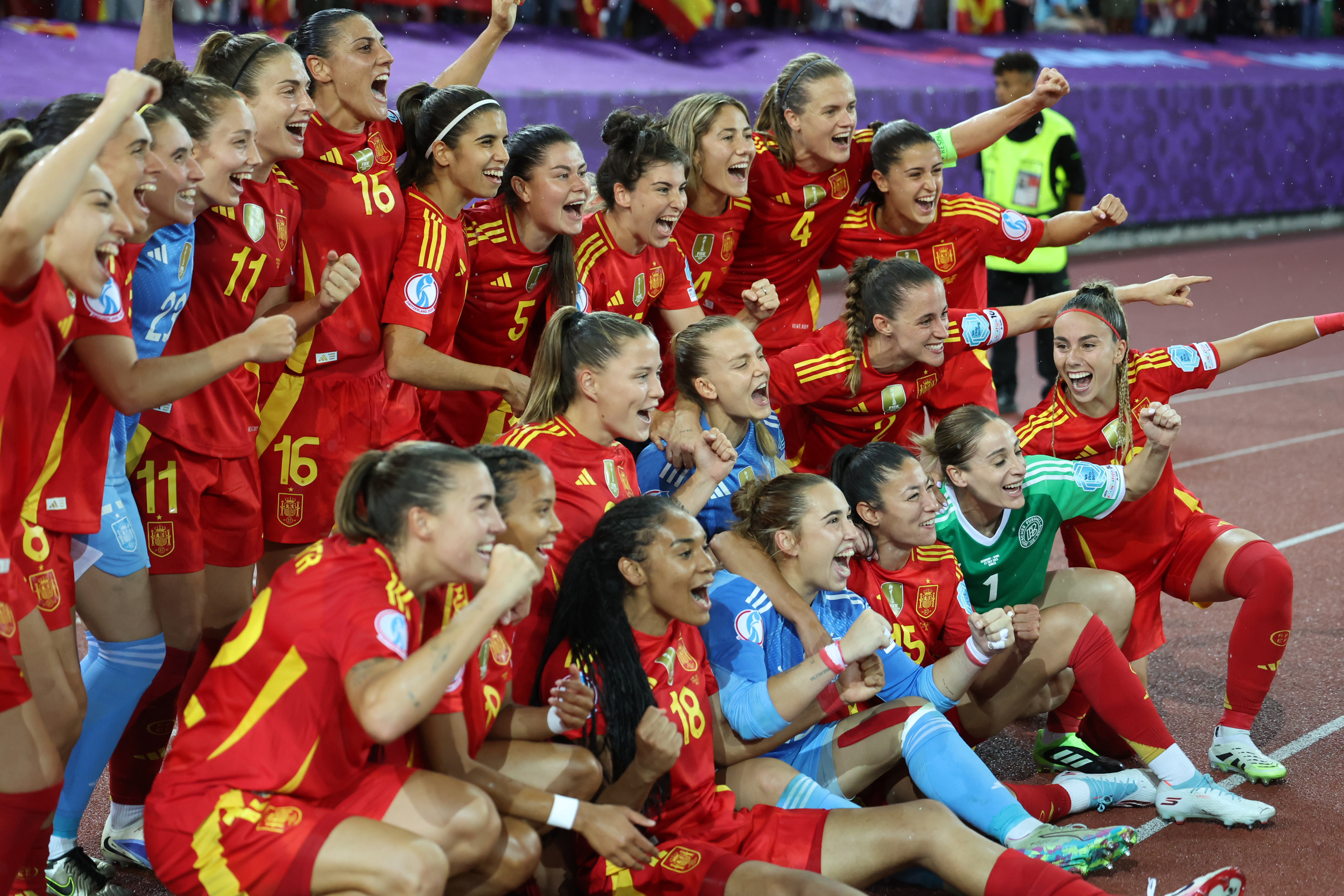 23/07/25 EUROCOPA DE FUTBOL FEMENINO 2025
ESTADIO LETZIGRUND DE ZURICH
SEMIFINAL
ALEMANIA vs ESPAÑA
ALEGRIAS FINAL PARTIDO
JUGADORAS SELECCION ESPAÑOLA






