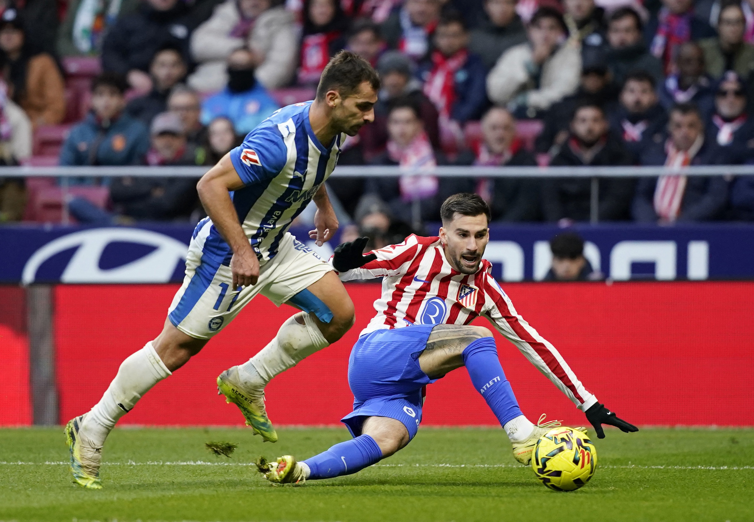 Soccer Football - LaLiga - Atletico Madrid v Deportivo Alaves - Riyadh Air Metropolitano, Madrid, Spain - January 18, 2026  Atletico Madrid's Alex Baena in action with Deportivo Alaves' Jonny Otto REUTERS/Ana Beltran