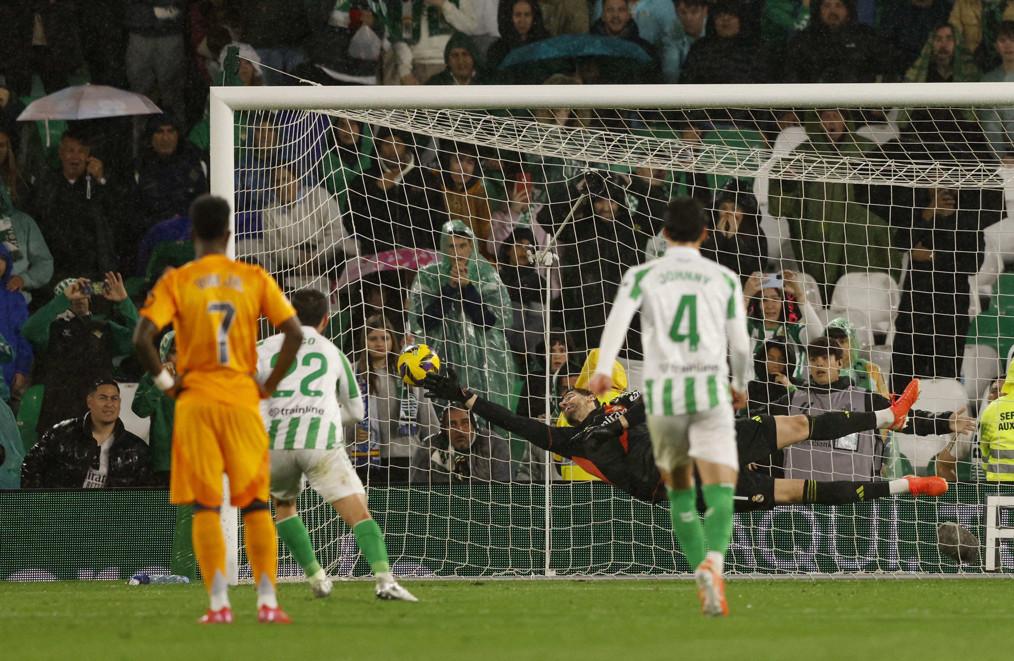 Soccer Football - LaLiga - Real Betis v Real Madrid - Estadio Benito Villamarin, Seville, Spain - March 1, 2025 Real Betis' Isco scores their second goal from the penalty spot REUTERS/Marcelo Del Pozo