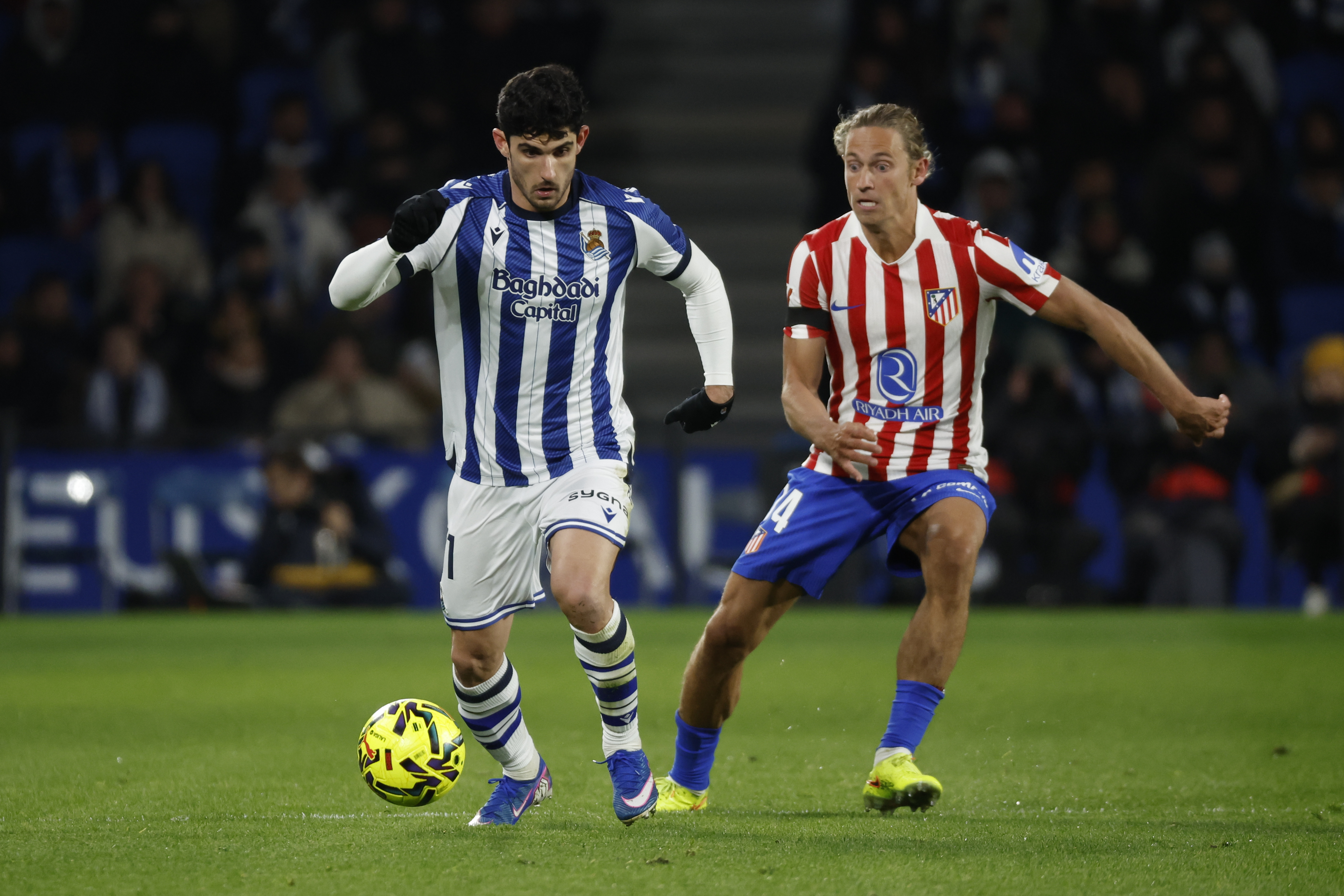 SAN SEBASTIÁN, 04/01/2026.- El delantero portugués de la Real Sociedad Gonçalo Guedes (i) se escapa de Marcos Llorente, del Atlético de Madrid, durante el partido de la jornada 18 de LaLiga que Real Sociedad y Atlético de Madrid disputan hoy domingo en el estadio de Anoeta.