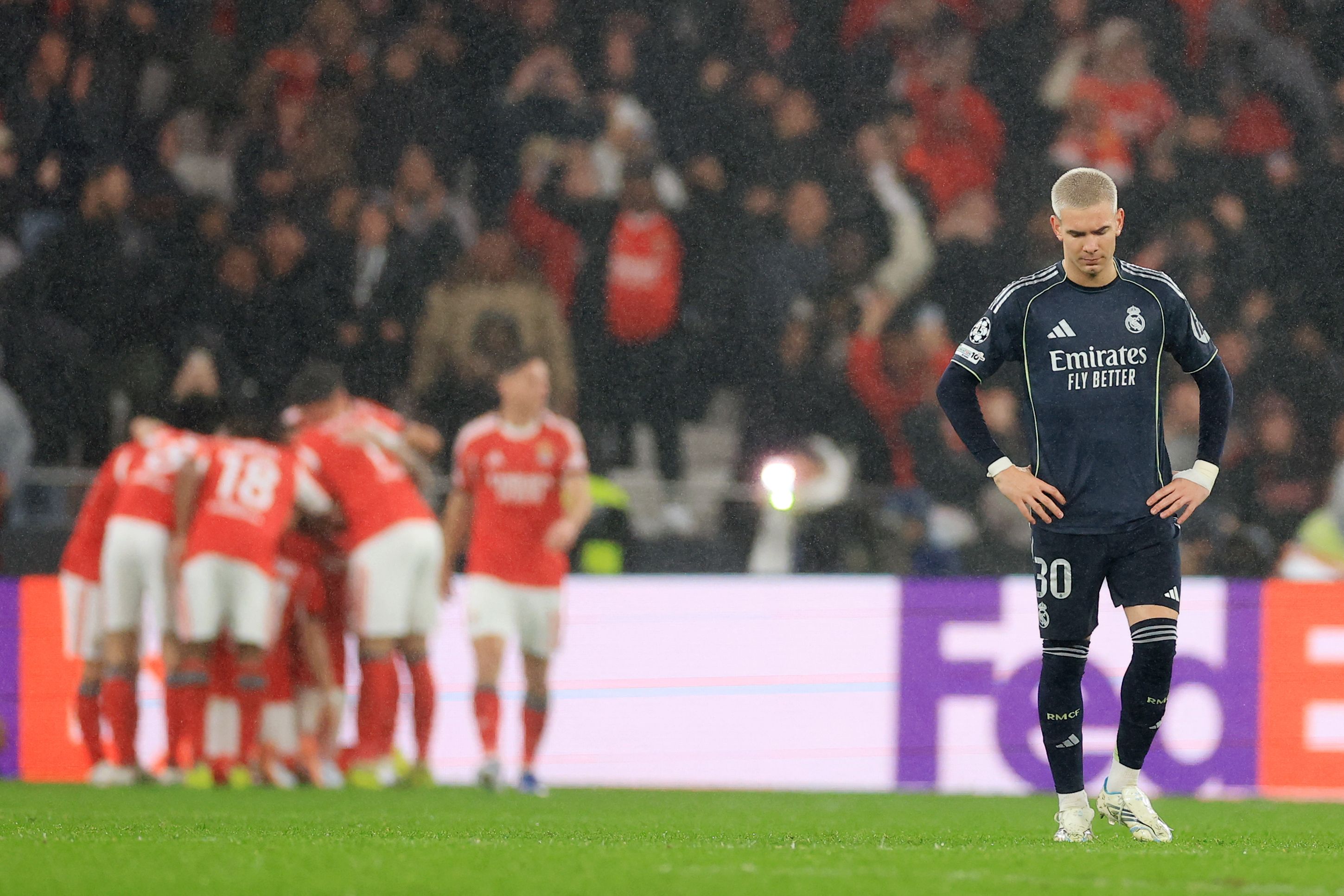 TOPSHOT - Real Madrid's Argentinian midfielder #30 Franco Mastuantono reacts after Benfica's third goal during the UEFA Champions League league phase day 8 football match between SL Benfica and Real Madrid CF at Estadio da Luz in Lisbon on January 28, 2026. (Photo by PATRICIA DE MELO MOREIRA / AFP)