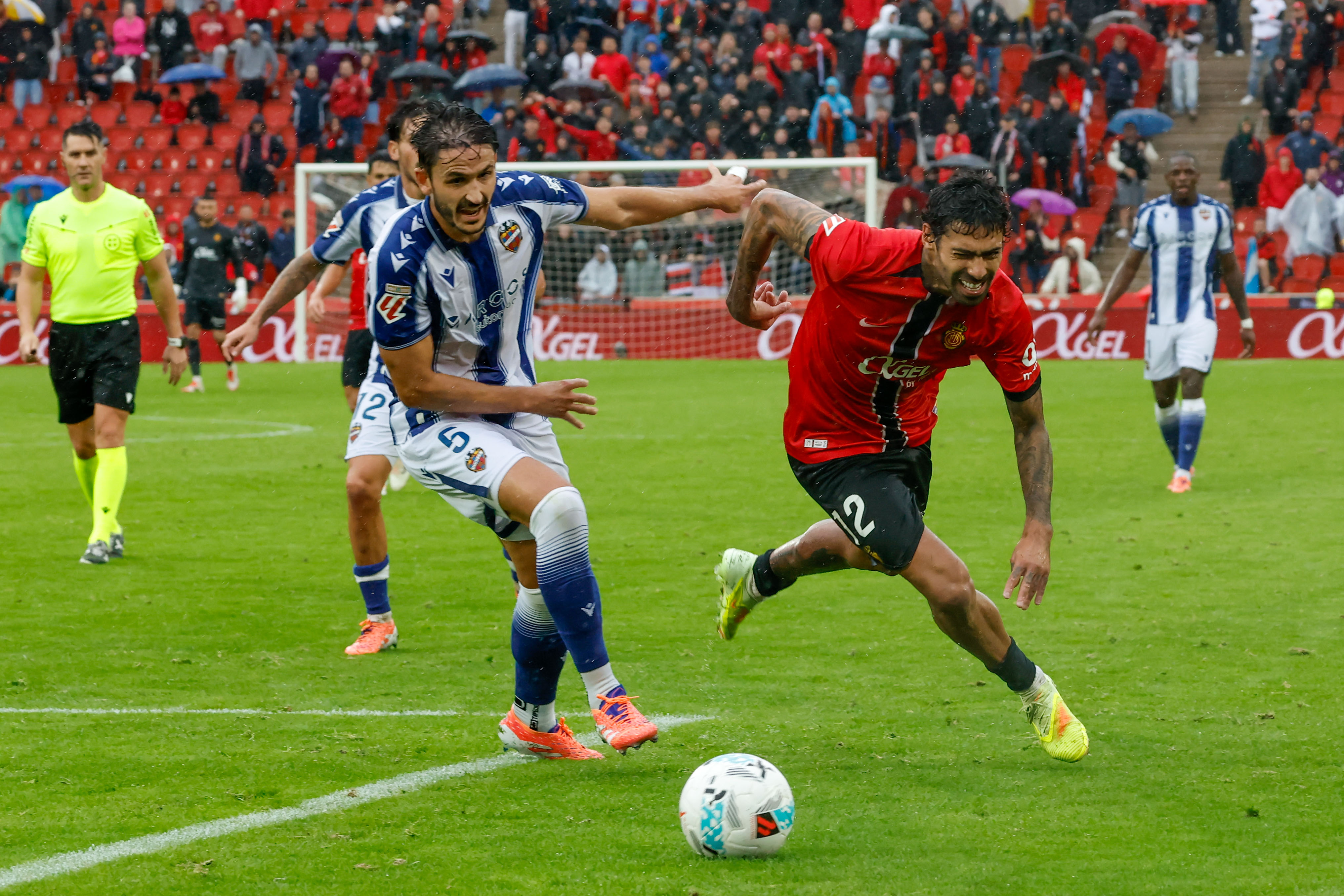 PALMA DE MALLORCA, 26/10/2025.- El centrocampista del Mallorca Samu Costa (d) ante el defensa del Levante Unai Elgezabal durante el partido de la décima jornada de Laliga disputado entre el RCD Mallorca y la UD Levante, este domingo en el estado de Son Moix, en Palma. EFE/Cati Cladera
