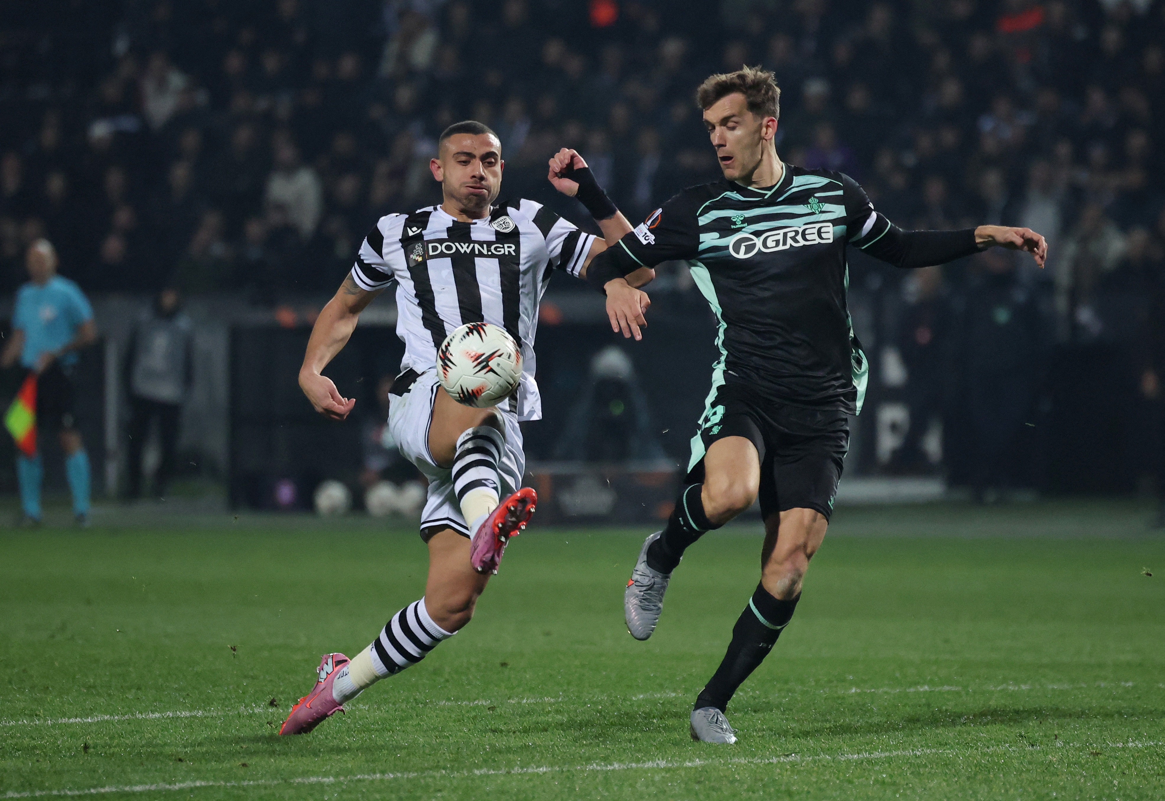 Soccer Football - UEFA Europa League - PAOK v Real Betis - Toumba Stadium, Thessaloniki, Greece - January 22, 2026 PAOK's Giorgos Giakoumakis in action with Real Betis' Diego Llorente REUTERS/Alexandros Avramidis