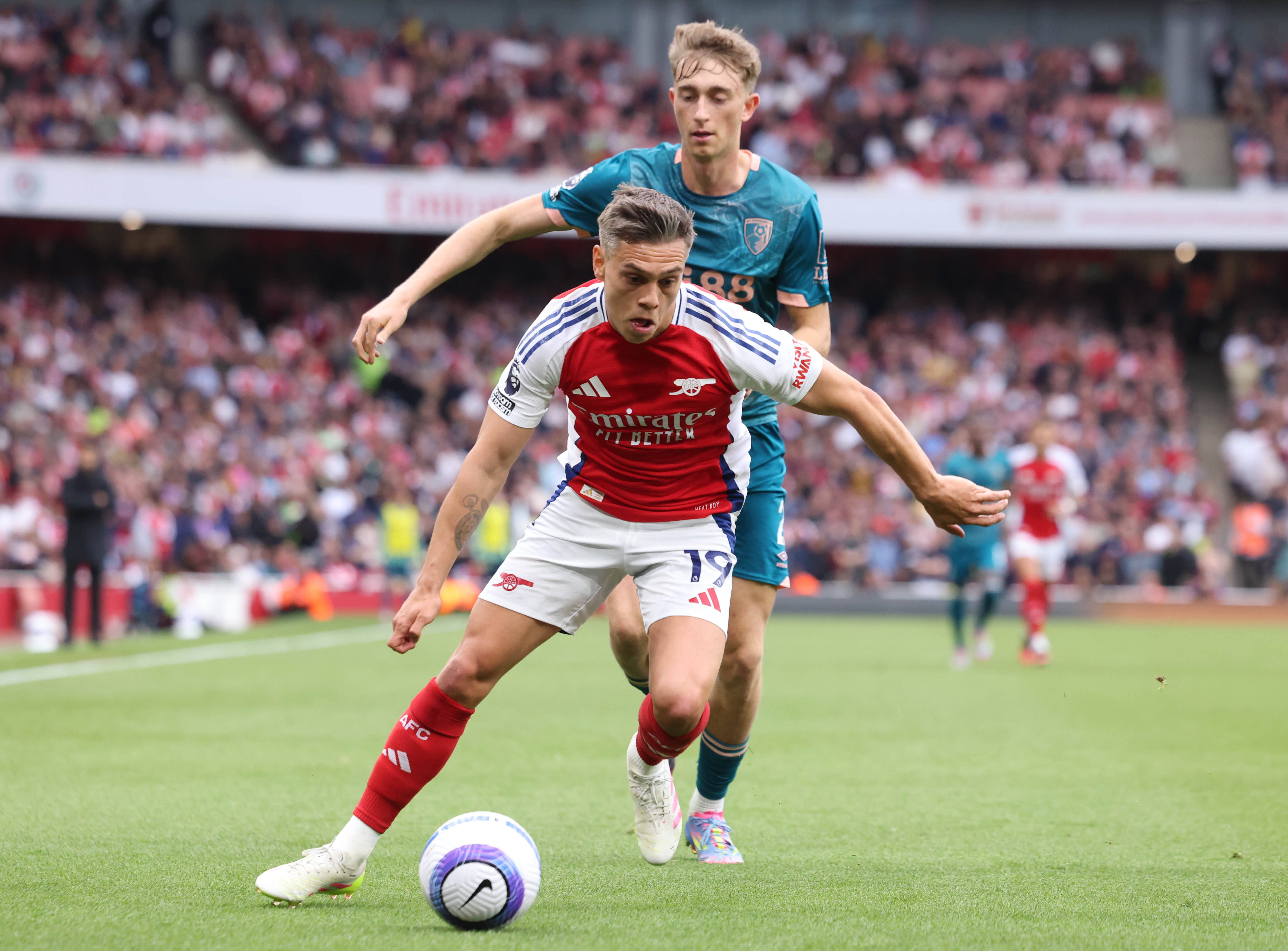 London (United Kingdom), 03/05/2025.- Leandro Trossard of Arsenal (L) and Dean Huijsen of Bournemouth (R) in action during the English Premier League match between Arsenal and AFC Bournemouth in London, Great Britain, 03 May 2025. (Gran Bretaña, Reino Unido, Londres) EFE/EPA/NEIL HALL EDITORIAL USE ONLY. No use with unauthorized audio, video, data, fixture lists, club/league logos, 'live' services or NFTs. Online in-match use limited to 120 images, no video emulation. No use in betting, games or single club/league/player publications.
