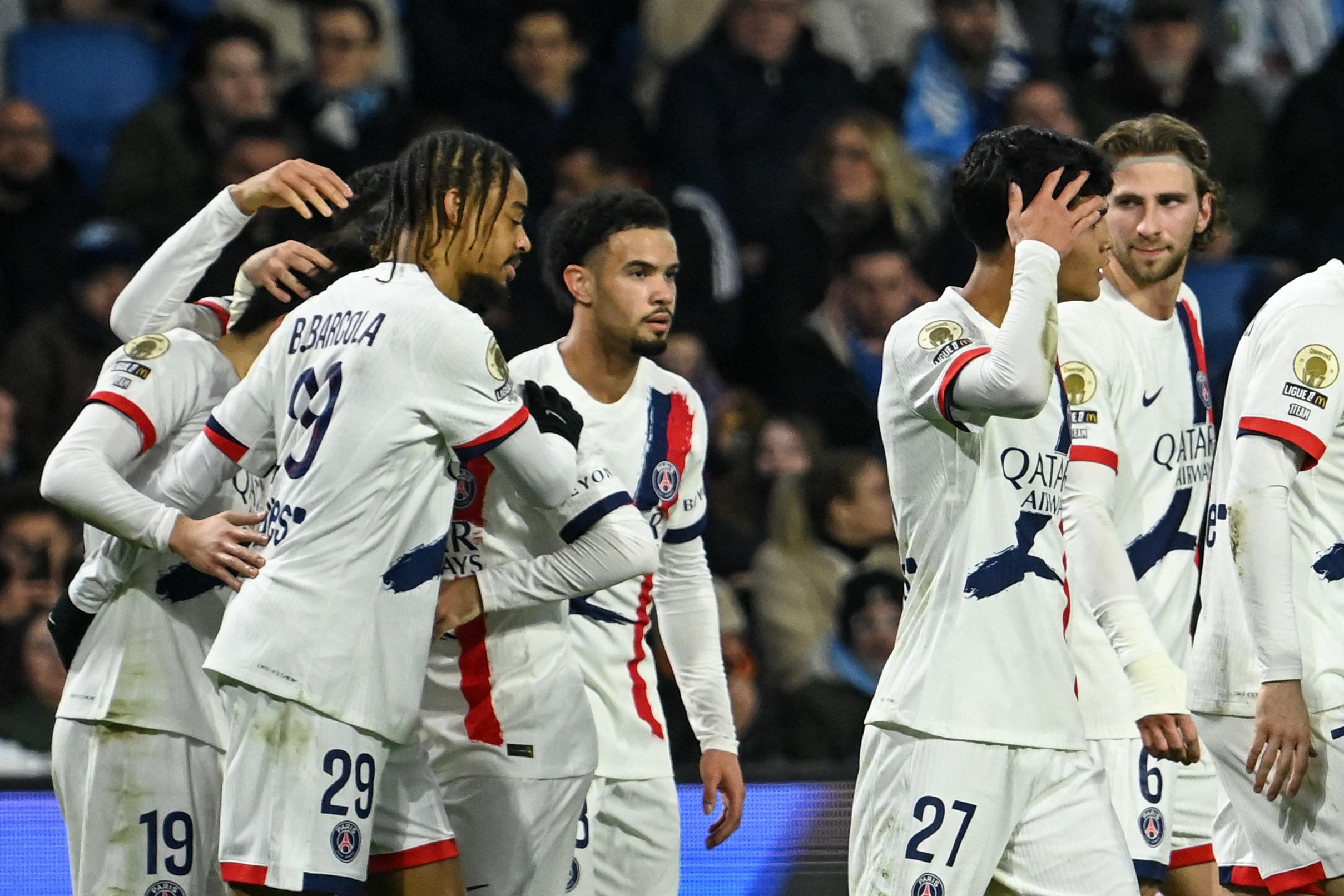 Paris Saint-Germain's French forward #29 Bradley Barcola (L) celebrates with teammates after scoring Paris Saint-Germains' first goal during the French L1 football match between Le Havre AC and Paris Saint-Germain (PSG) at the Stade Oceane in Le Havre, north-western France, on February 28, 2026. (Photo by JEAN-FRANCOIS MONIER / AFP)