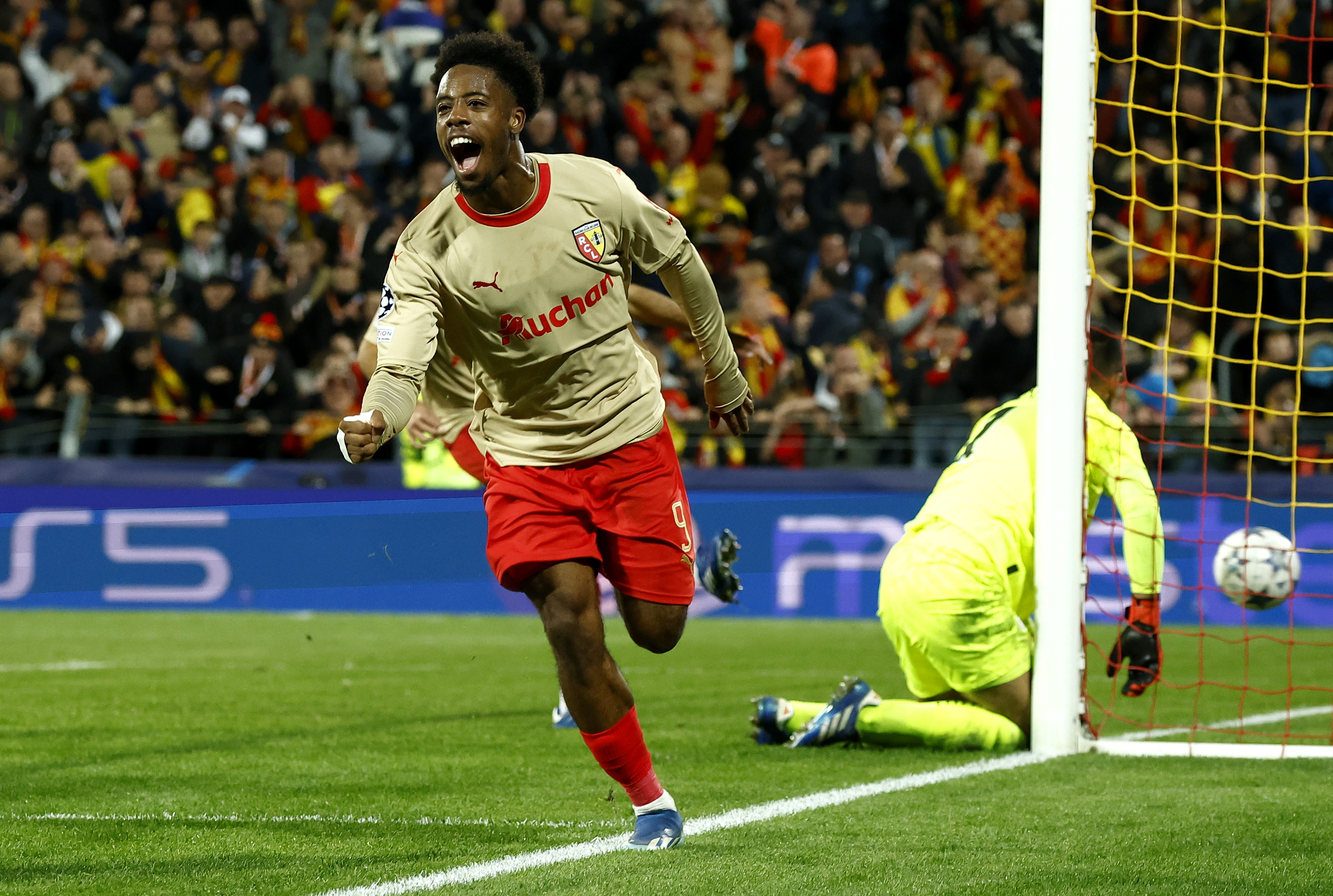 Lens (France), 24/10/2023.- Elye Wahi of Lens celebrates after scoring the 1-1 during the UEFA Champions League Group B match between RC Lens and PSV Eindhoven in Lens, France, 24 October 2023. (Liga de Campeones, Francia) EFE/EPA/YOAN VALAT