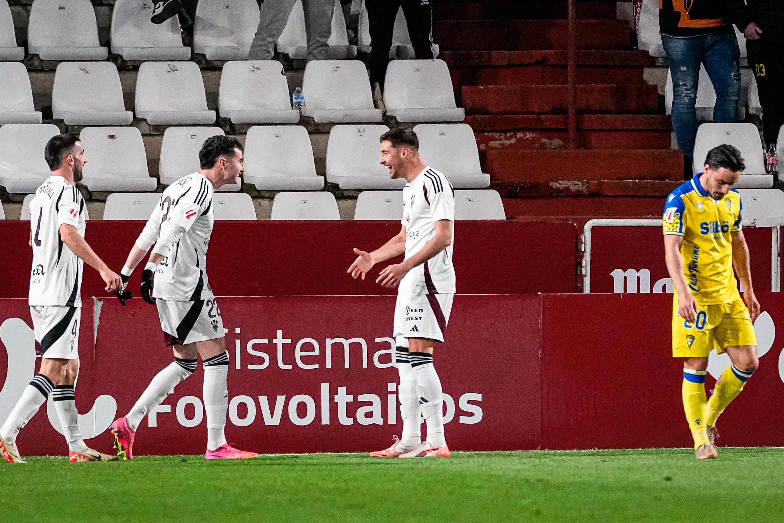 El Albacete respira y golea al Cdiz