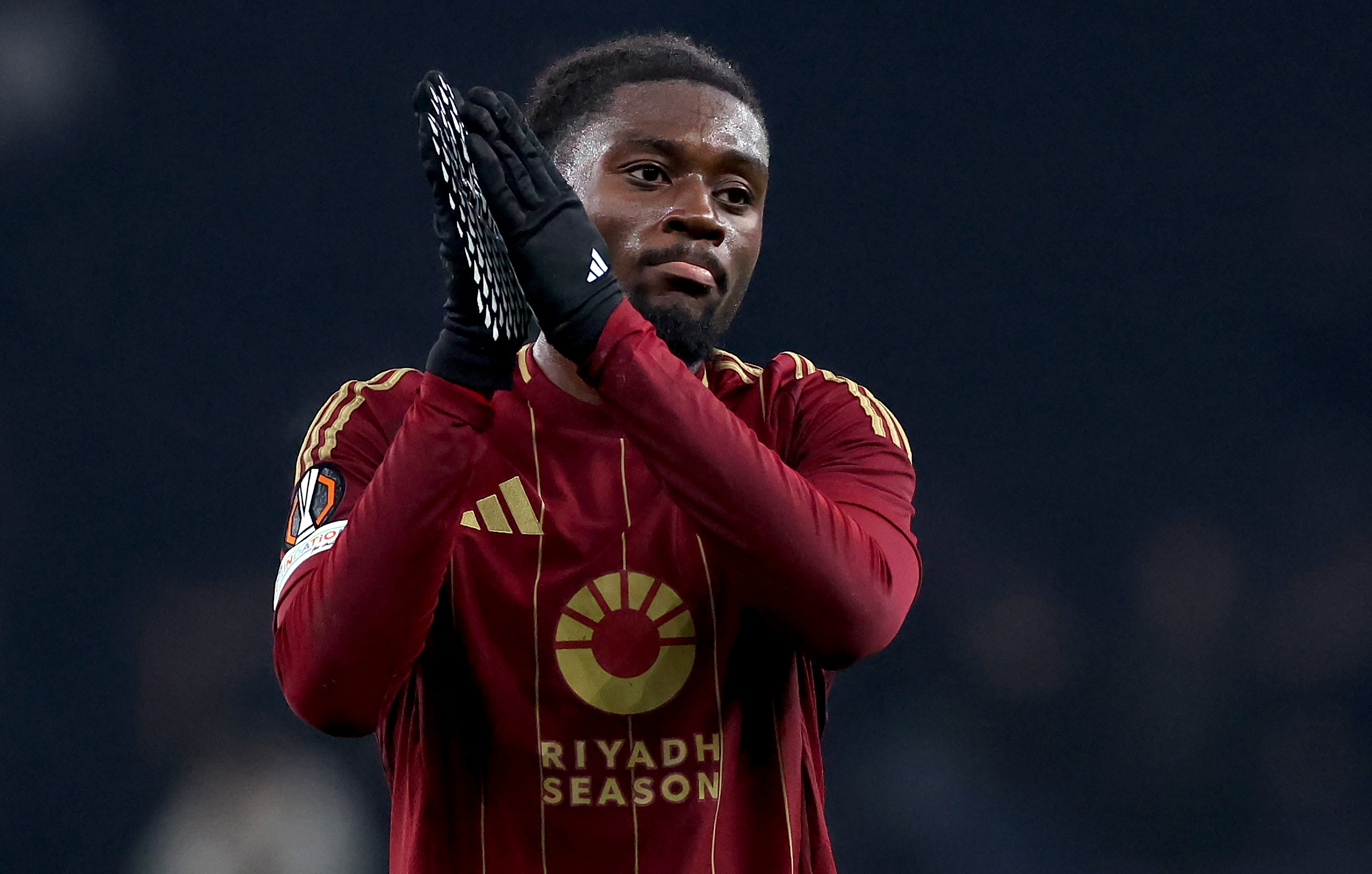 London (United Kingdom), 28/11/2024.- Roma player Manu Kone applauds fans after the UEFA Europa League match between Tottenham Hotspur and AS Roma in London, Great Britain, 28 November 2024. (Gran Bretaña, Reino Unido, Londres) EFE/EPA/NEIL HALL