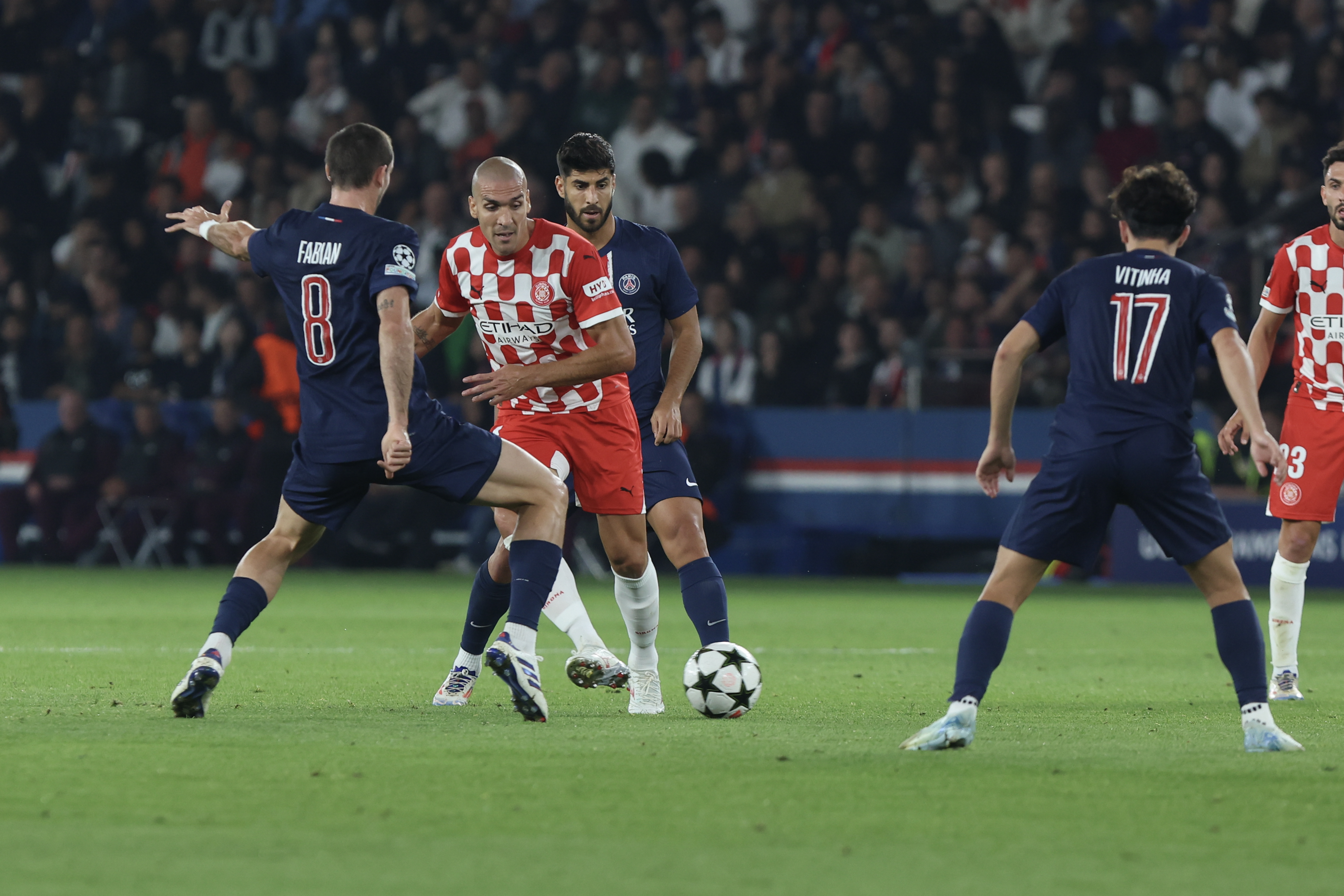 18/09/24 PARTIDO CHAMPIONS LEAGUE FASE DE GRUPOS 
PSG PARIS SAINT GERMAIN - GIRONA 
ORIOL ROMEU ENTRE FABIAN RUIZ Y MARCO ASENSIO