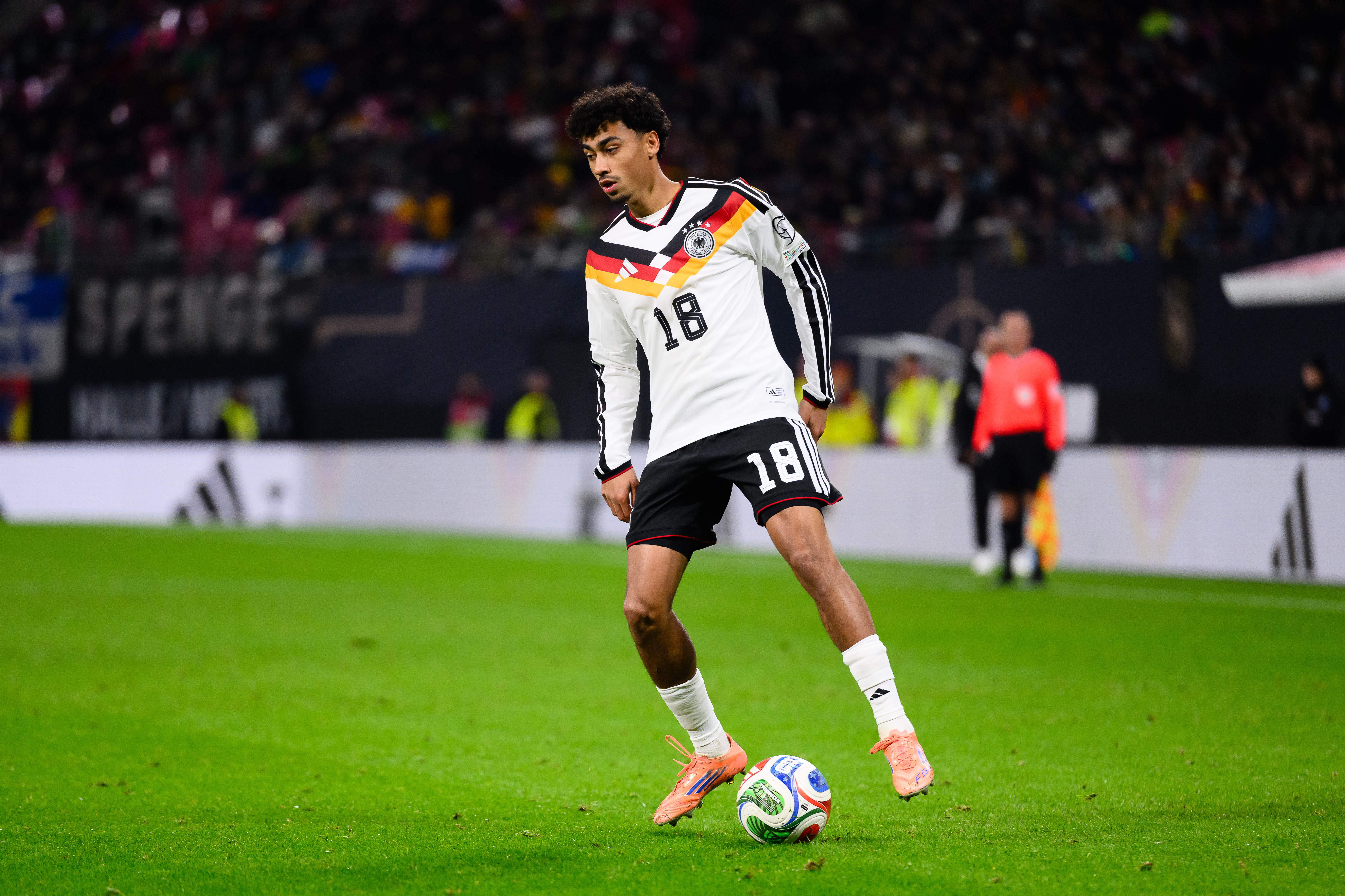 Según diferentes medios deportivos el jugador nacido en Amberg, una ciudad de Baviera, Alemania, a orillas del río Vils, está siendo tentado por el Real Madrid y Manchester City.