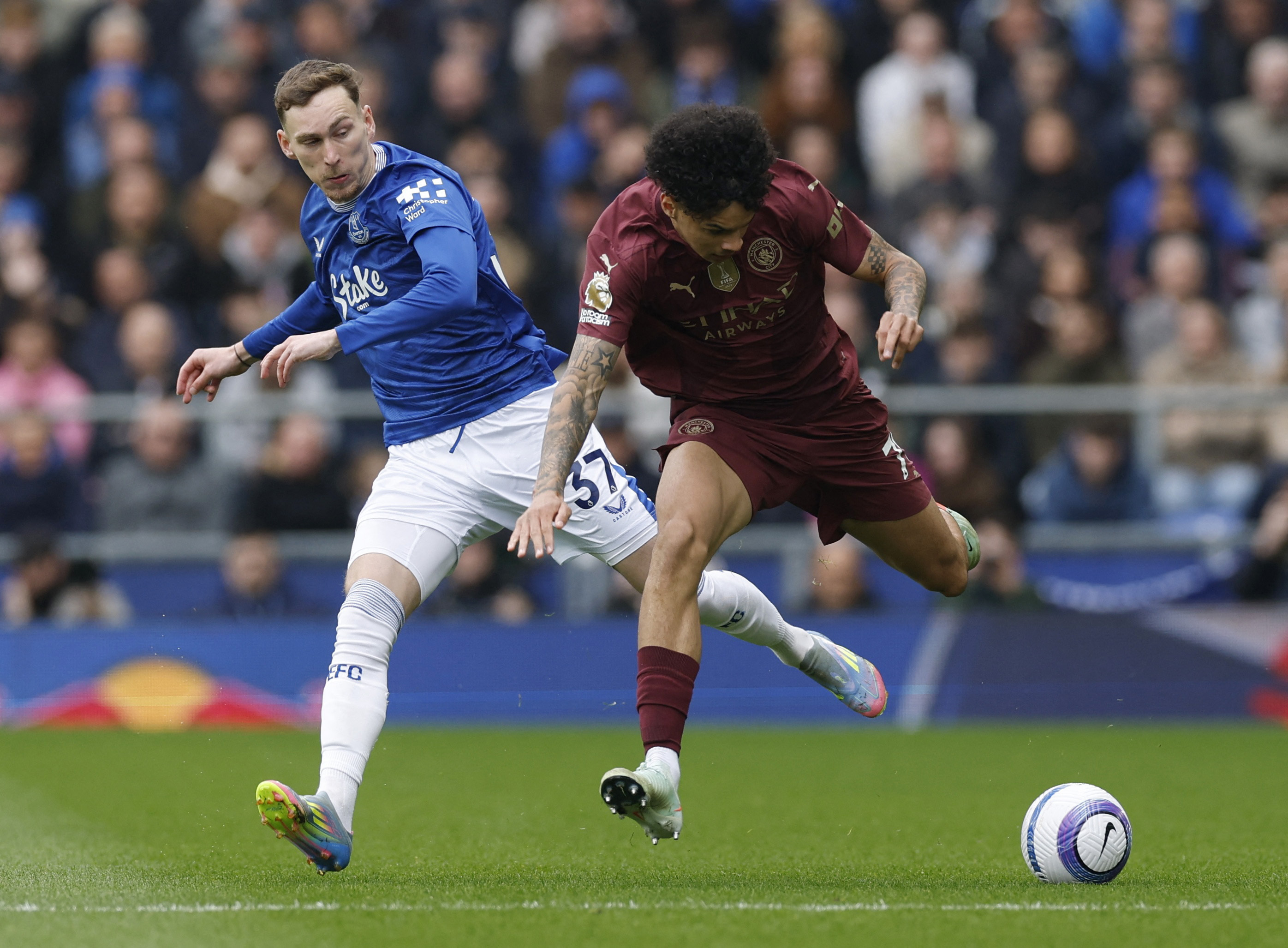 Soccer Football - Premier League - Everton v Manchester City - Goodison Park, Liverpool, Britain - April 19, 2025 Everton's James Garner in action with Manchester City's Nico O'Reilly Action Images via Reuters/Jason Cairnduff EDITORIAL USE ONLY. NO USE WITH UNAUTHORIZED AUDIO, VIDEO, DATA, FIXTURE LISTS, CLUB/LEAGUE LOGOS OR 'LIVE' SERVICES. ONLINE IN-MATCH USE LIMITED TO 120 IMAGES, NO VIDEO EMULATION. NO USE IN BETTING, GAMES OR SINGLE CLUB/LEAGUE/PLAYER PUBLICATIONS. PLEASE CONTACT YOUR ACCOUNT REPRESENTATIVE FOR FURTHER DETAILS..